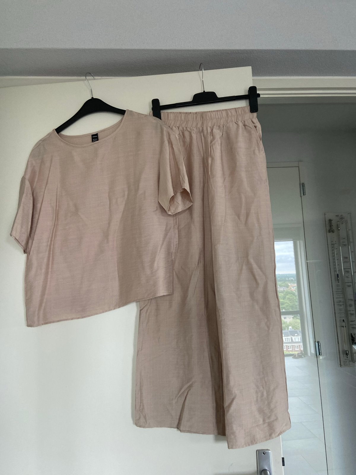 Nieuw broekpak maat 38 met elastische taille, Maat 38/40 (M), Beige, Nieuw, Ophalen of Verzenden