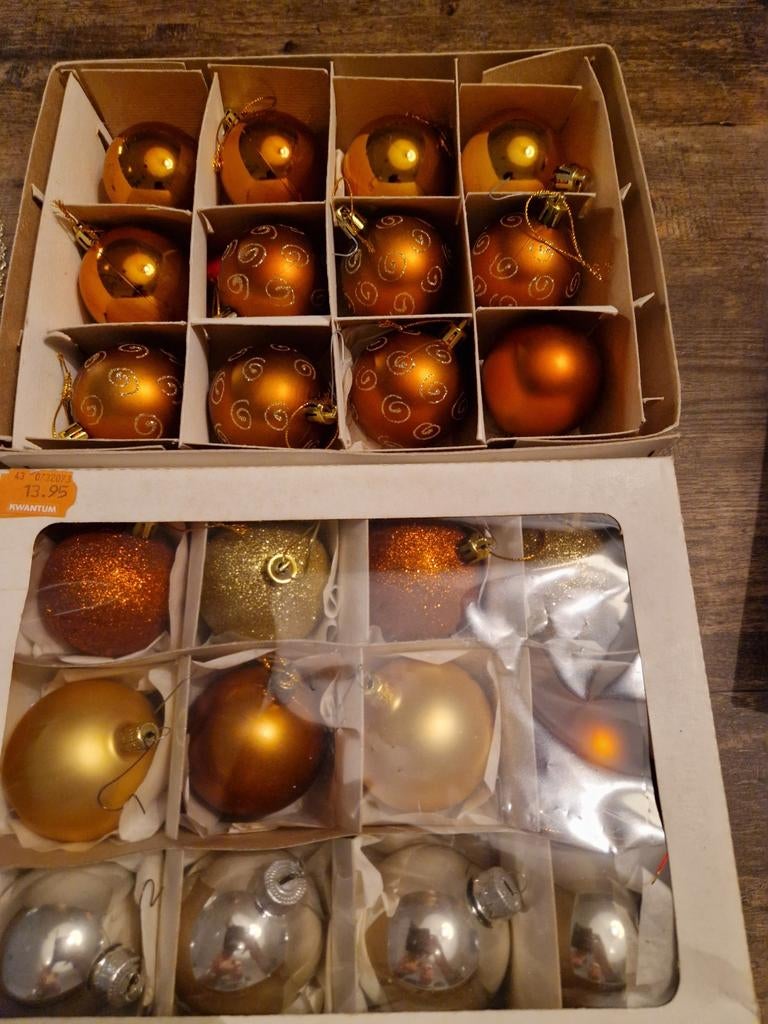 2 Doosjes kerstballen, 3 verschillende kleuren, Diversen, Kerst, Ophalen of Verzenden, Gebruikt