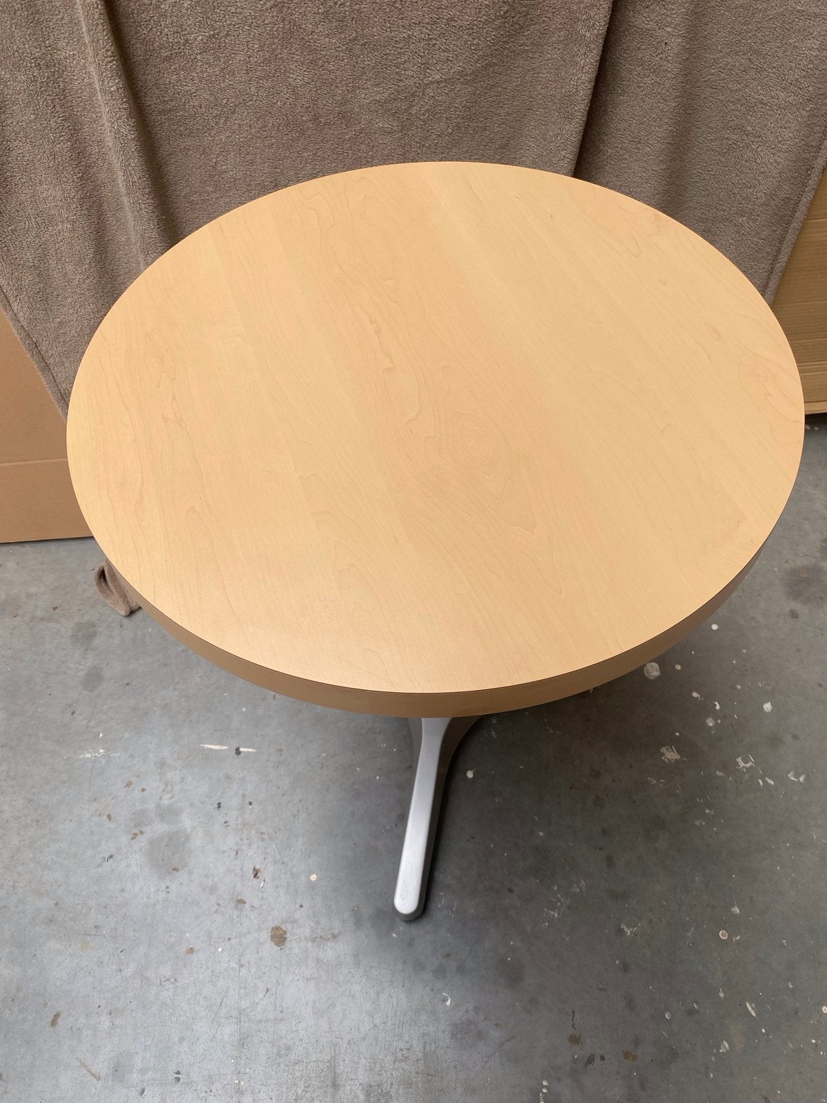 Ronde bijzettafel met metalen onderstel, Huis en Inrichting, Gebruikt, 50 tot 100 cm, Rond, Tot twee personen