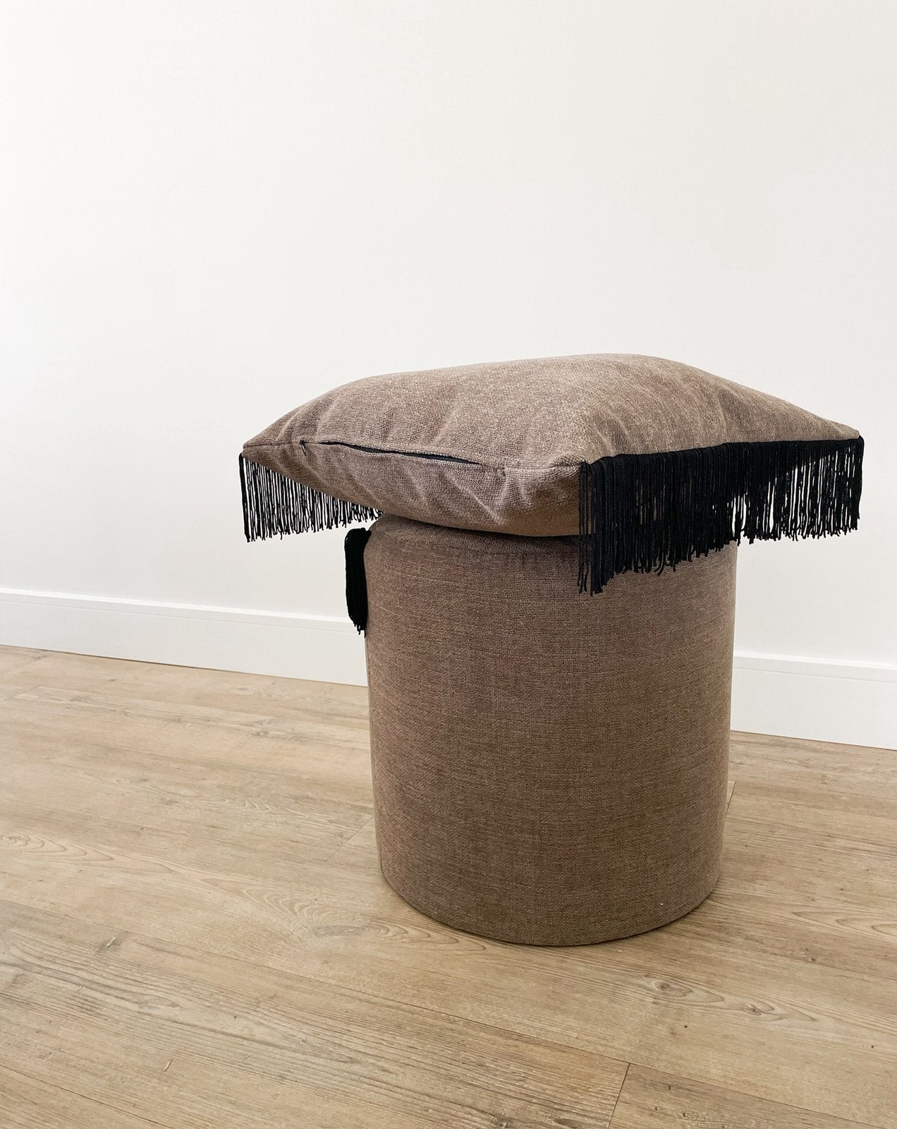 Poef en sierkussen | handgemaakt | met zwarte fringe details, Ophalen, Rond, Nieuw, Minder dan 50 cm