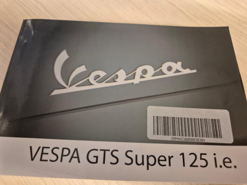 Dikke Piaggio Vespa GTS SUPER 125 scooter handleiding izgst, Fietsen en Brommers, Handleidingen en Instructieboekjes, Ophalen of Verzenden