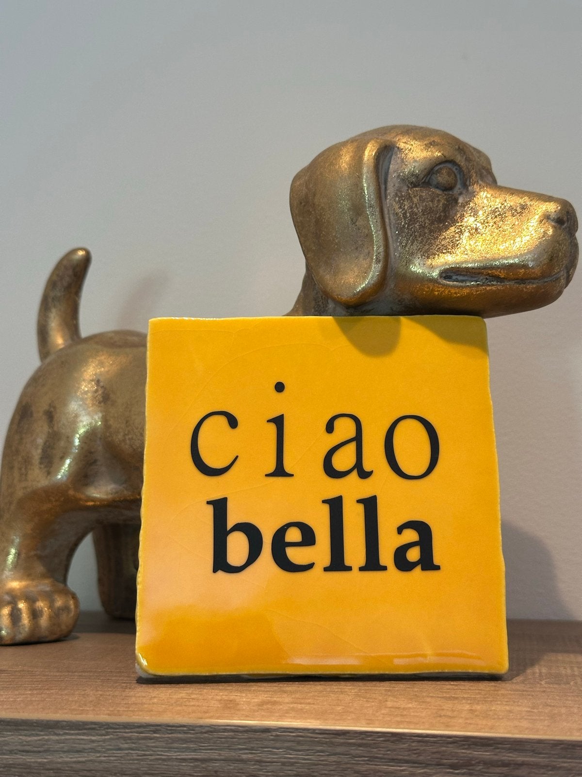 Decoratief tegeltje 'Ciao Bella' - Geel met zwarte tekst, Overige stijlen, Ophalen of Verzenden, Zo goed als nieuw, Steen/keramiek