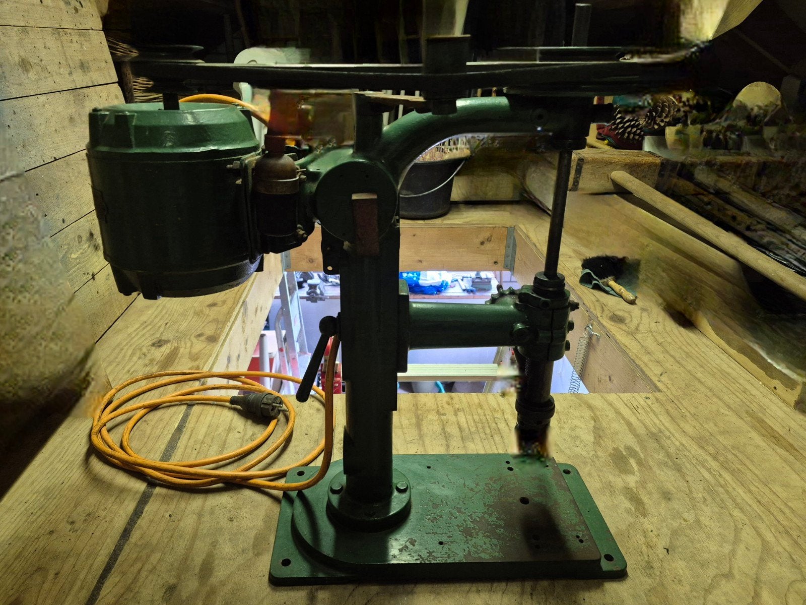 Vintage groene kolomboormachine, Ophalen
