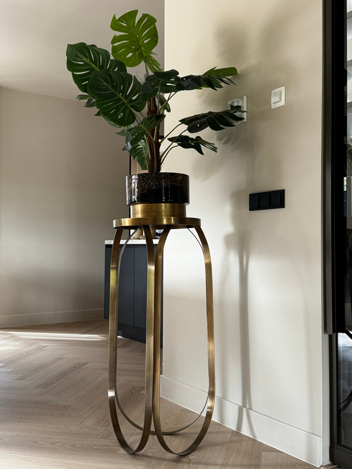 Gouden zuil / plantenstandaard met glazen blad en kunstplant, Ophalen, Zo goed als nieuw, Goud, Metaal