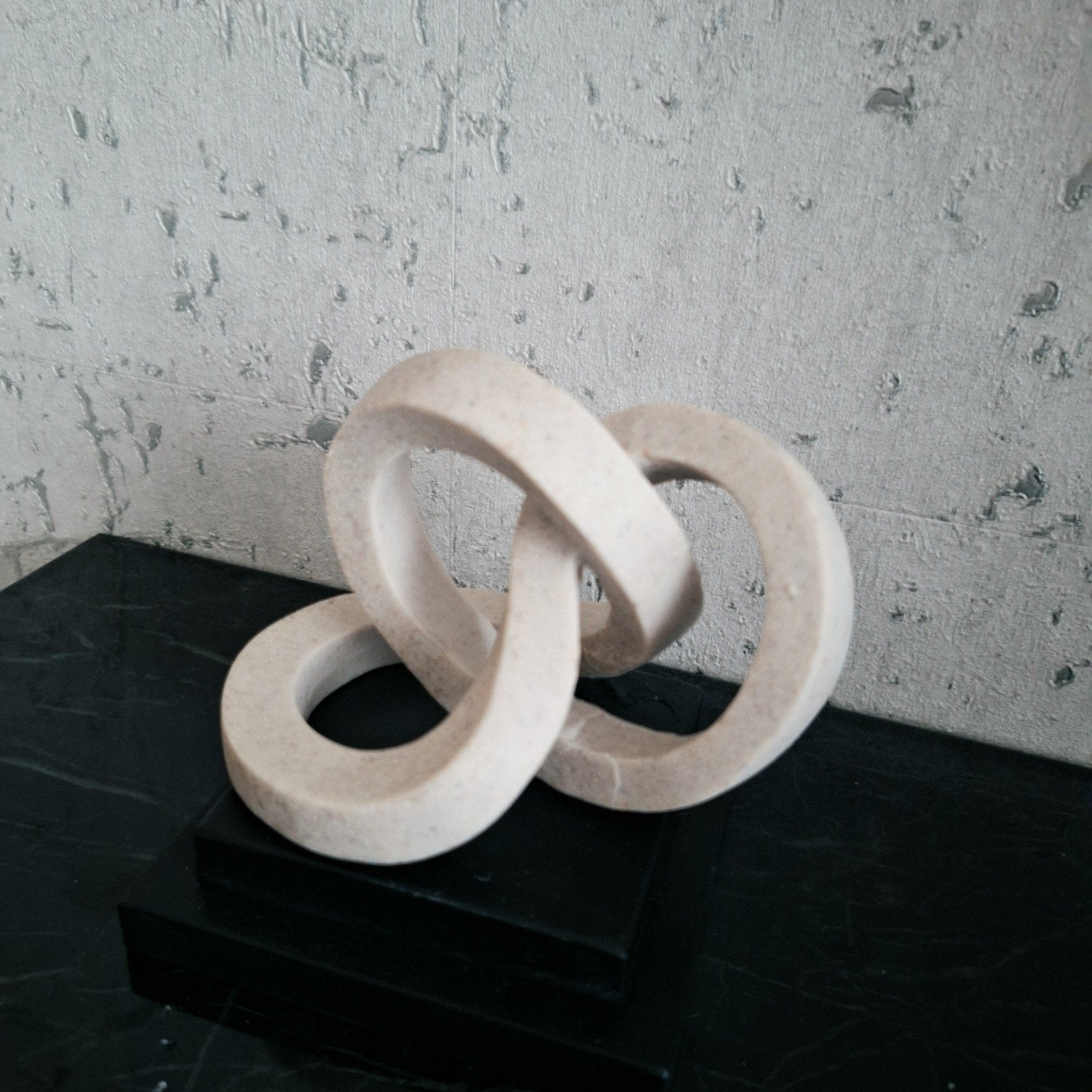 Beige krul ornament marmer look op zwarte voet, Nieuw, Ophalen of Verzenden, X, X