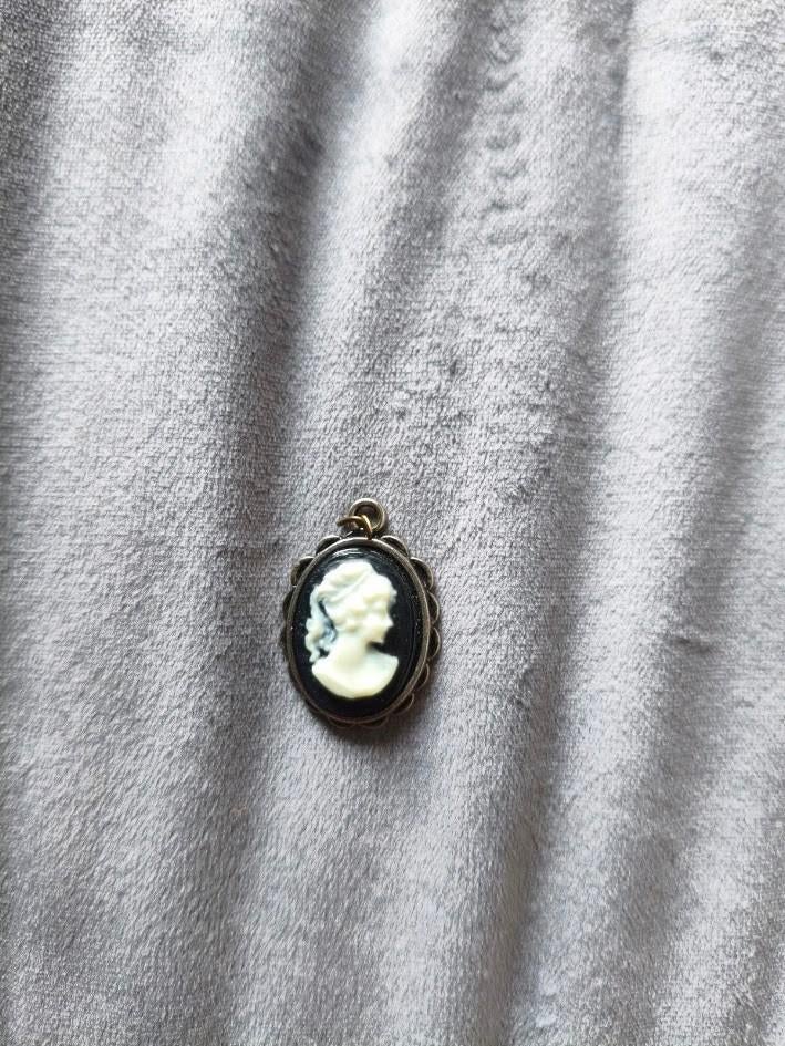 Camee ketting hanger ‘’Maiden’’, Overige materialen, Ophalen of Verzenden, Zo goed als nieuw, Overige kleuren