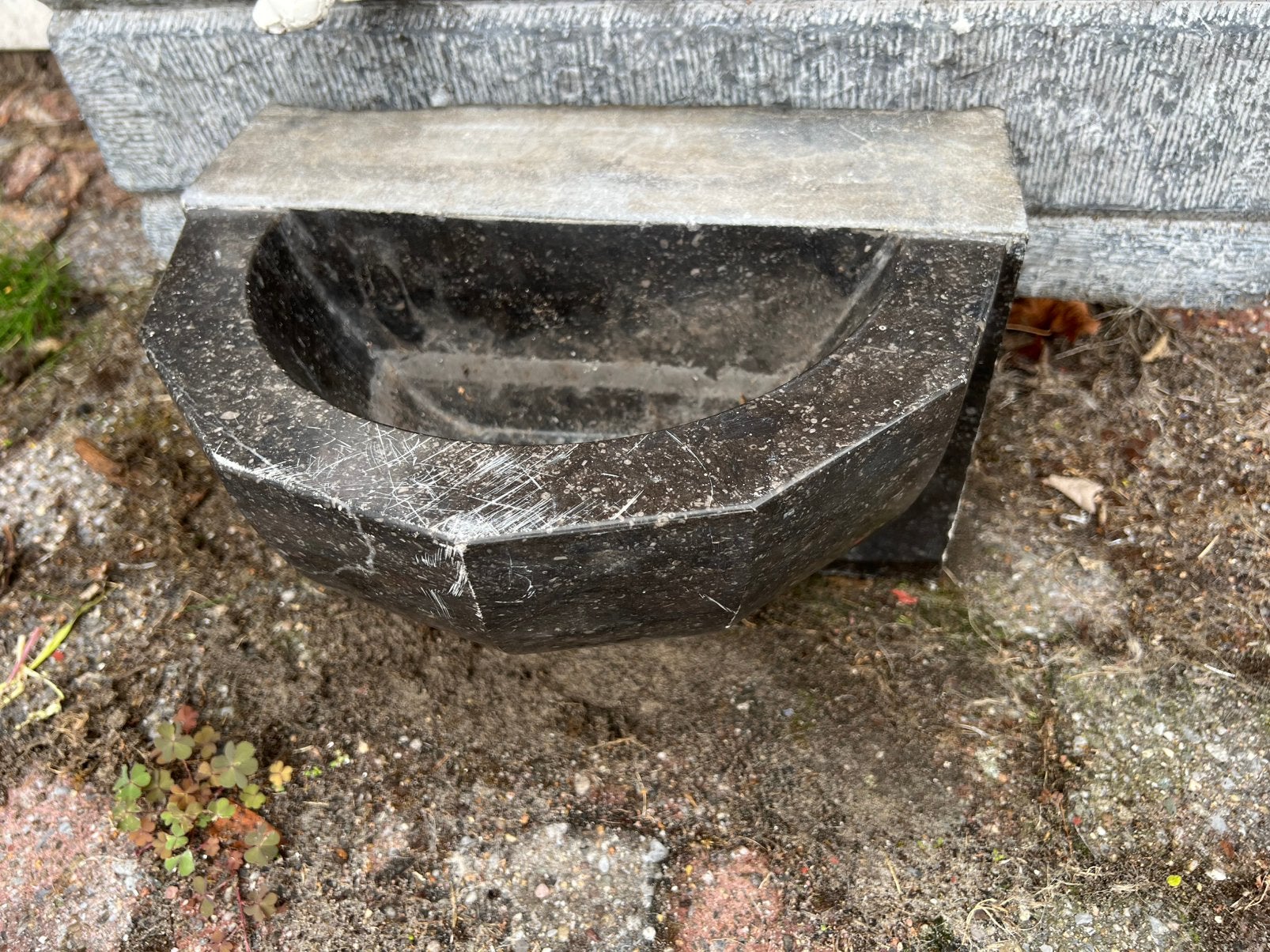 ZEER MOOI OUD WIJWATERBAKJE BELGISCH HARDSTEEN, Antiek en Kunst, Ophalen