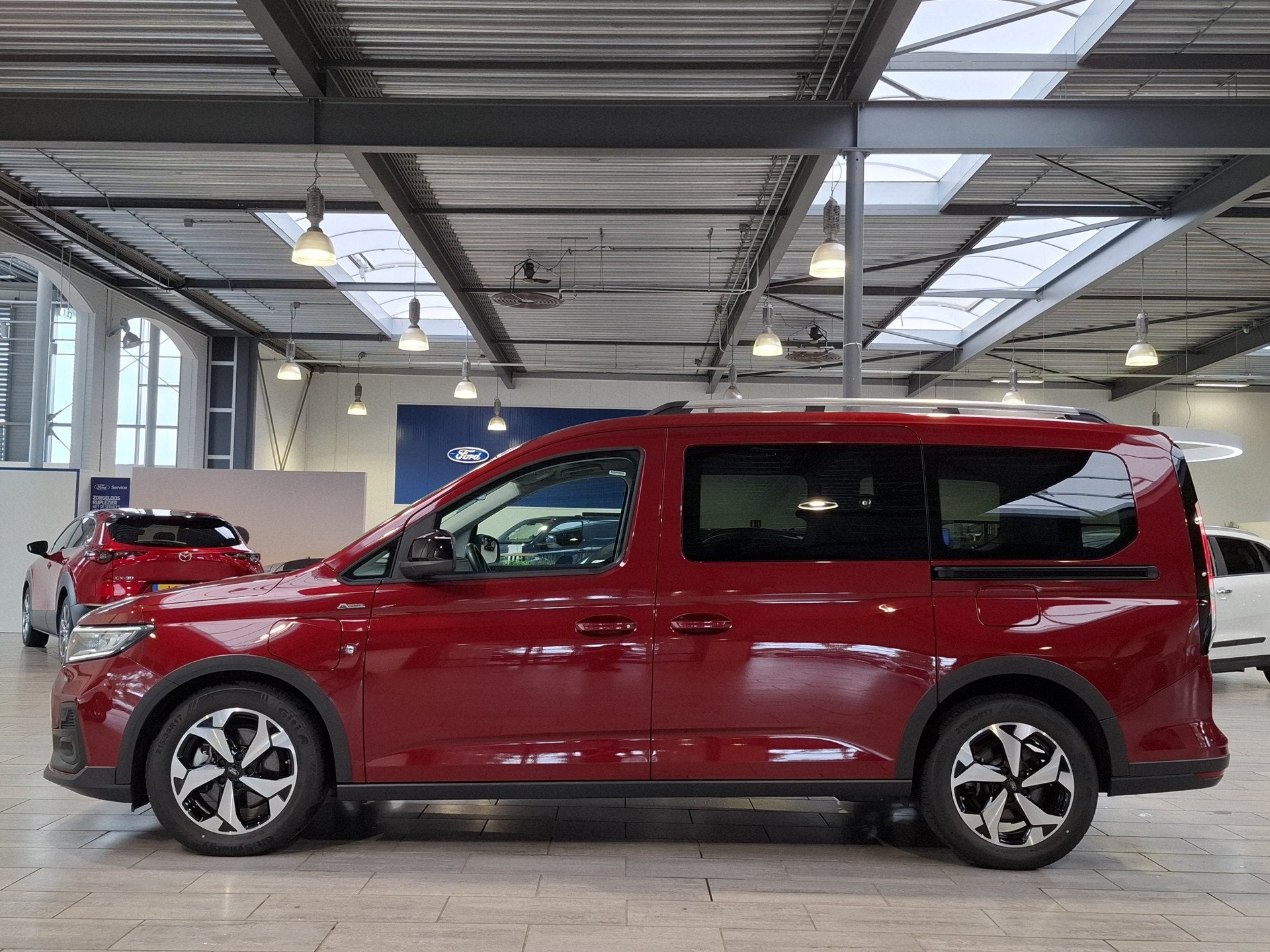 Ford Tourneo Connect 1.5 PHEV 150pk Active | Trekhaak | L2 |, Auto's, Ford, 12 maanden, Stof, Plug-in hybride, Bedrijf