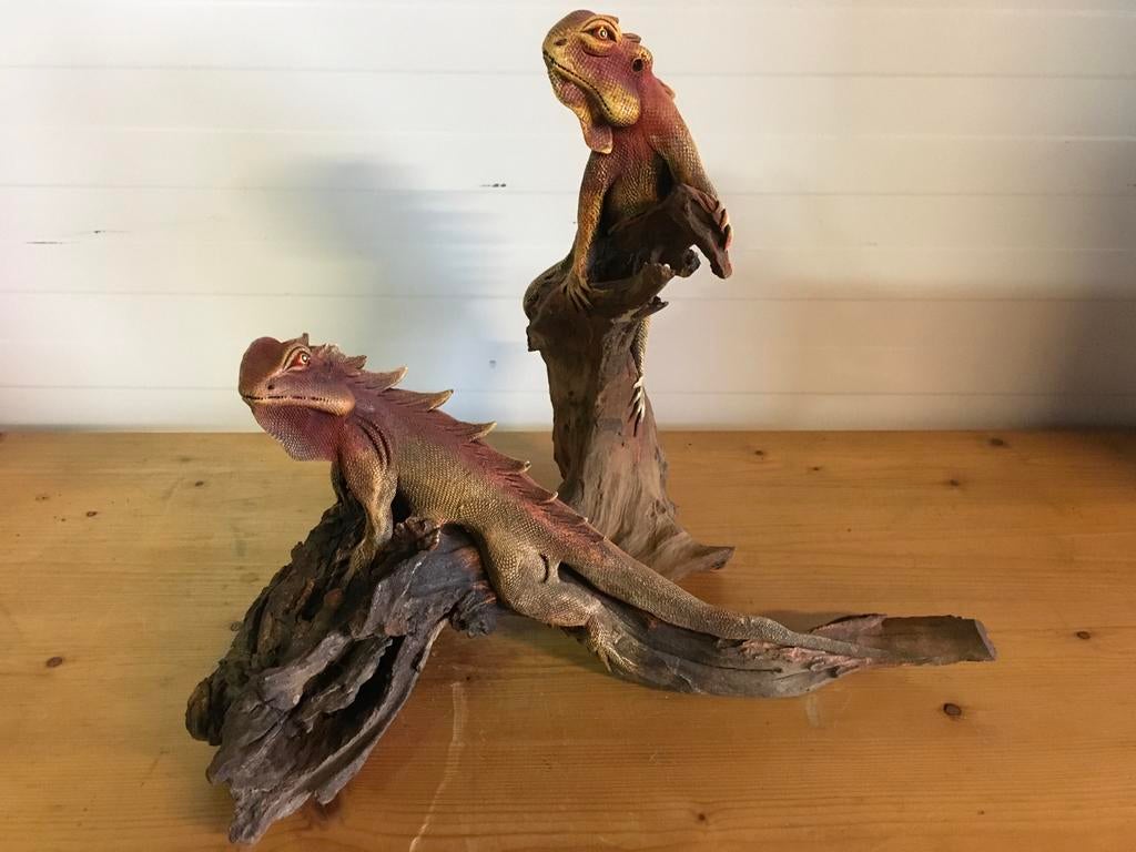 Twee prachtige hagedissen op boomstronken, 30 en 18 cm, Verzamelen, Dierenverzamelingen, Ophalen of Verzenden, Gebruikt, Reptiel of Amfibie