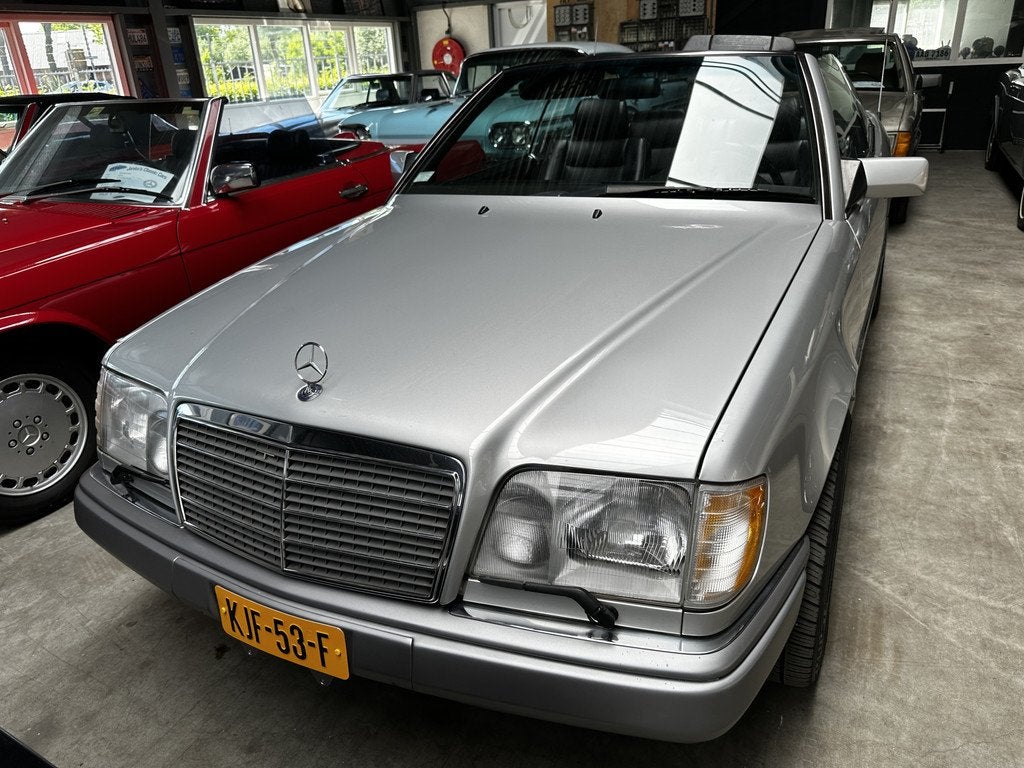 Mercedes-Benz E-Klasse Cabrio 320 (bj 1994, automaat), Auto's, Oldtimers, Bedrijf, ABS, Airbags, Centrale vergrendeling, Elektrische buitenspiegels