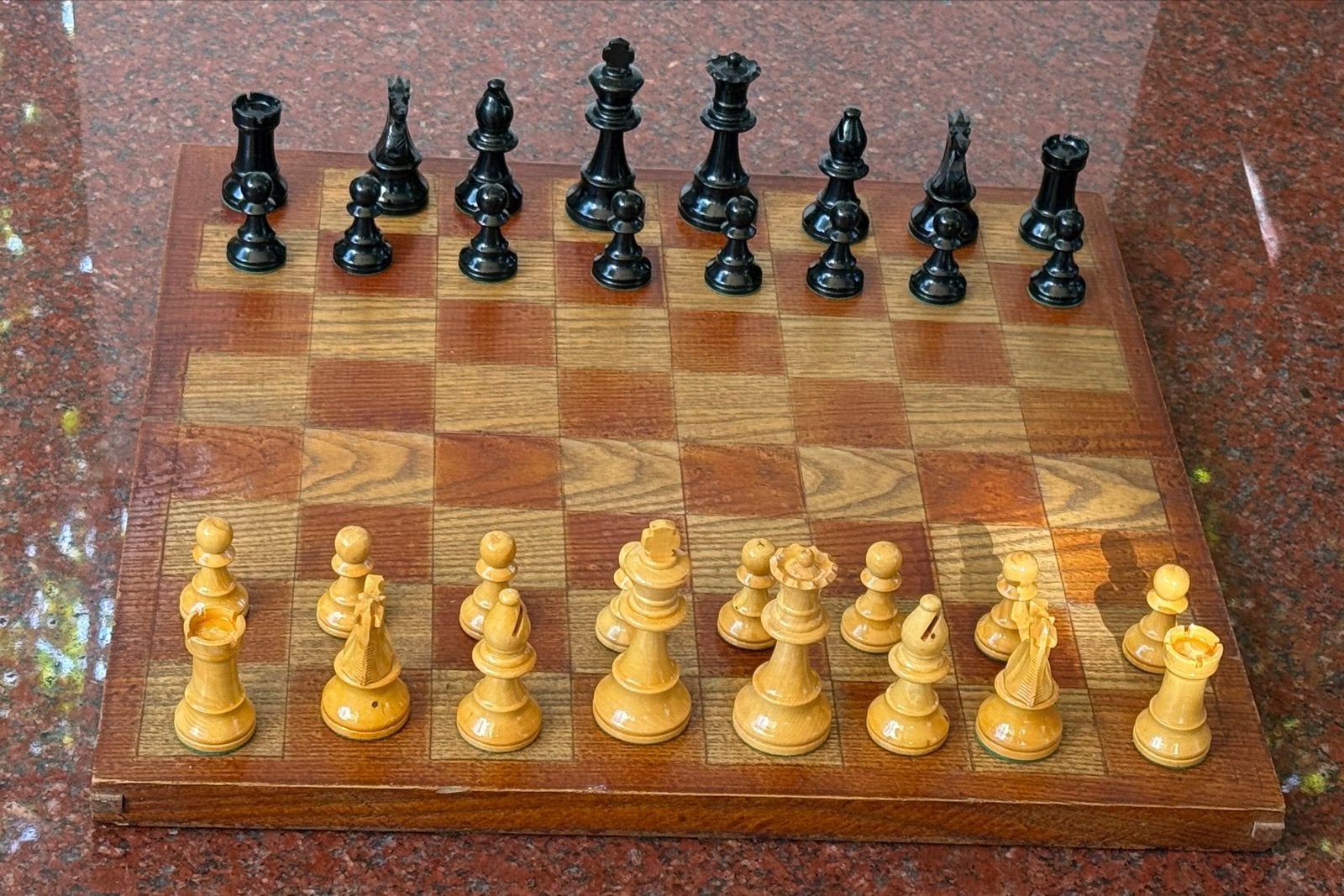 Vintage Schaakspel met Houten Bord en Stukken, Ophalen of Verzenden, Gebruikt, Schaken