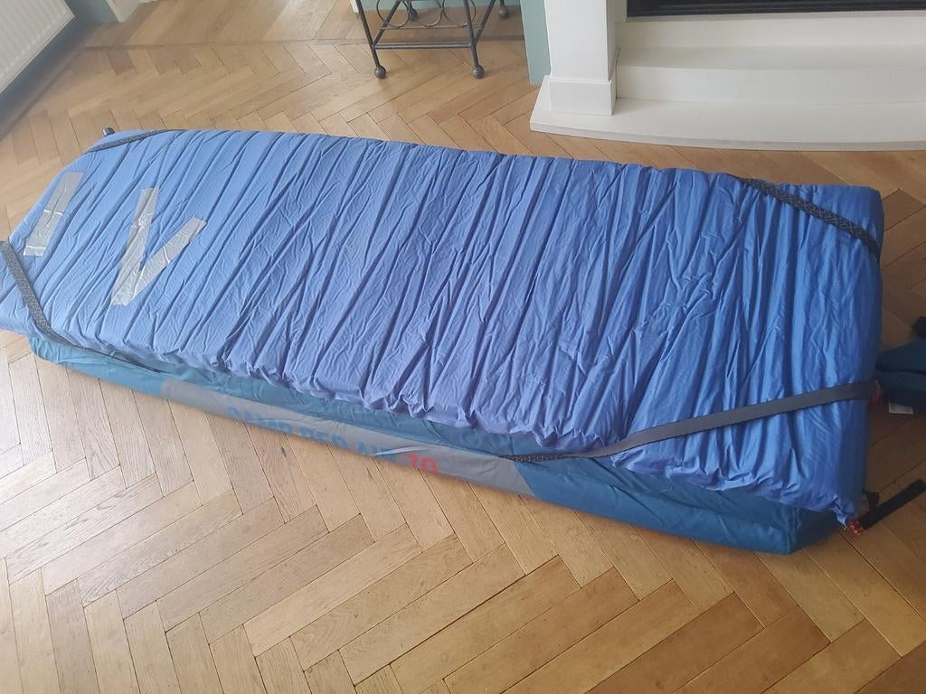 Lattenbodem met matras Quechua camp bed air 70, Ophalen of Verzenden, Gebruikt, 1-persoons