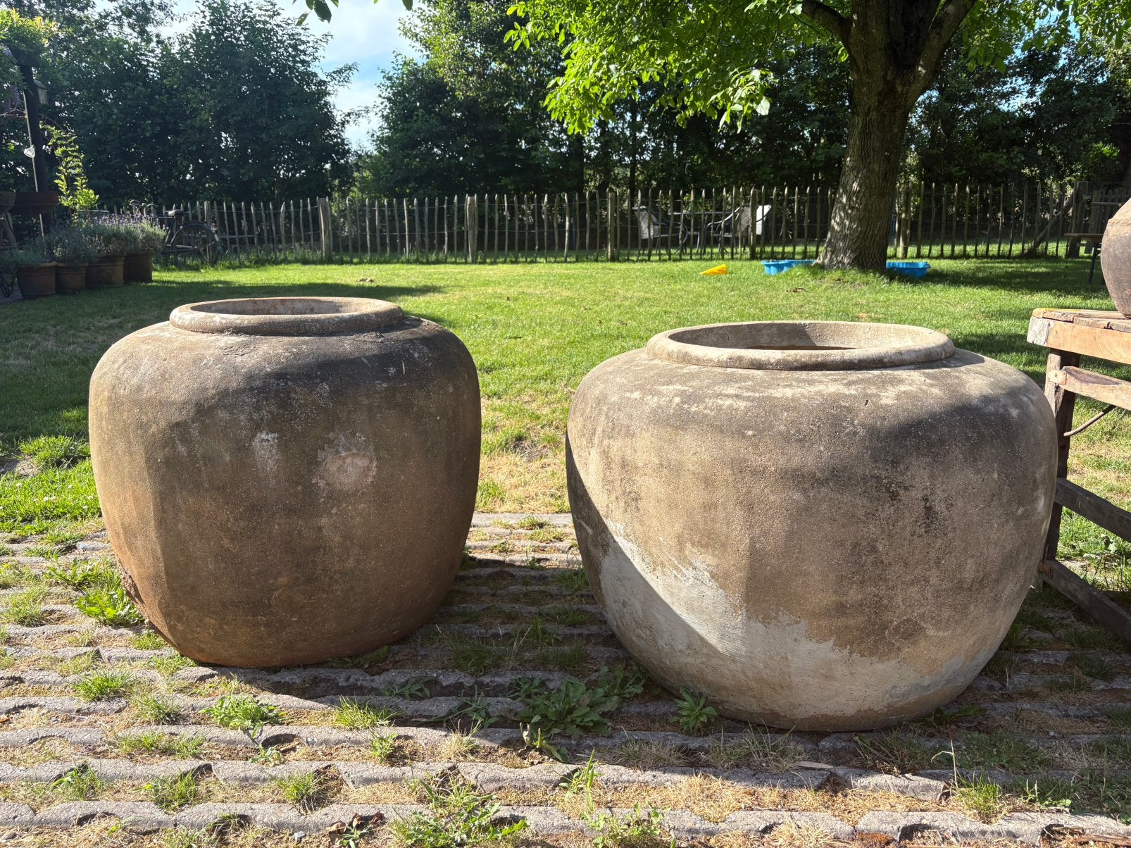 2 oude XXL potten uit Indonesië, Tuin en Terras, Ophalen, Steen, Gebruikt, 40 cm of meer