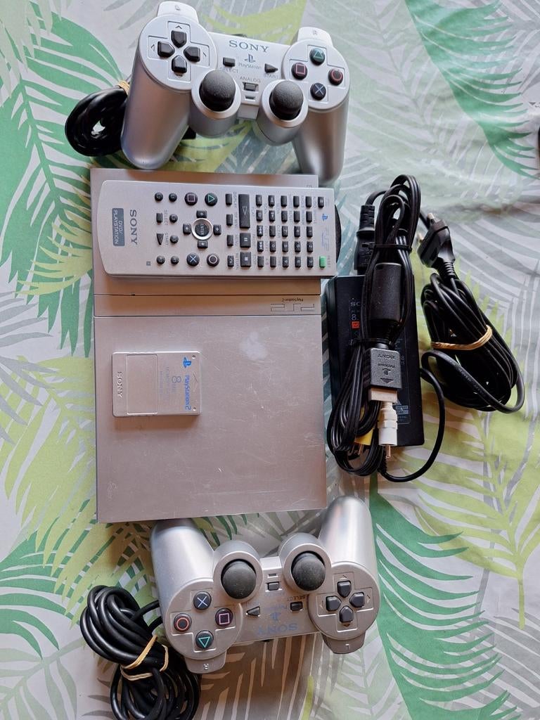 Sony PlayStation 2 Slim Zilver met 2 controllers en extra's, Spelcomputers en Games, Gebruikt, Met 2 controllers, Ophalen of Verzenden