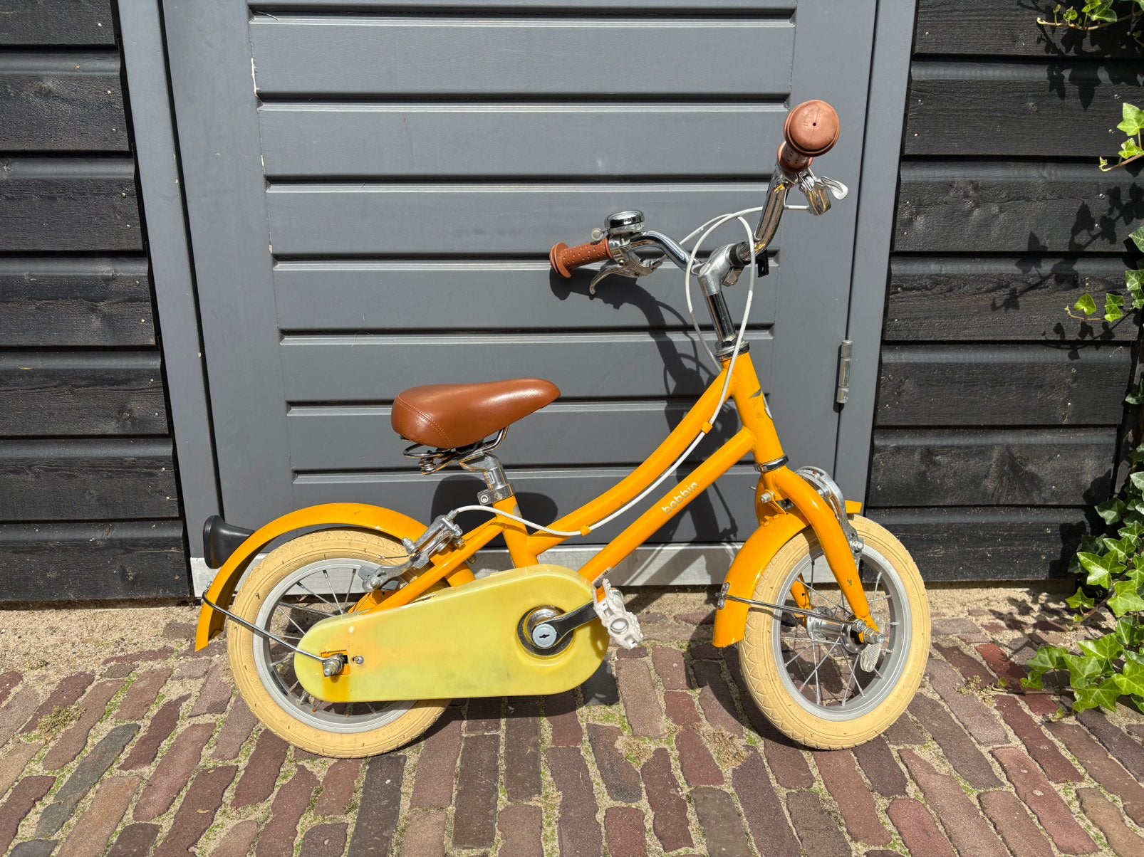 Vrolijke kinderfiets geel 12 inch, Fietsen en Brommers, Fietsen | Kinderfietsjes, Ophalen, Gebruikt, Minder dan 16 inch, Zijwieltjes