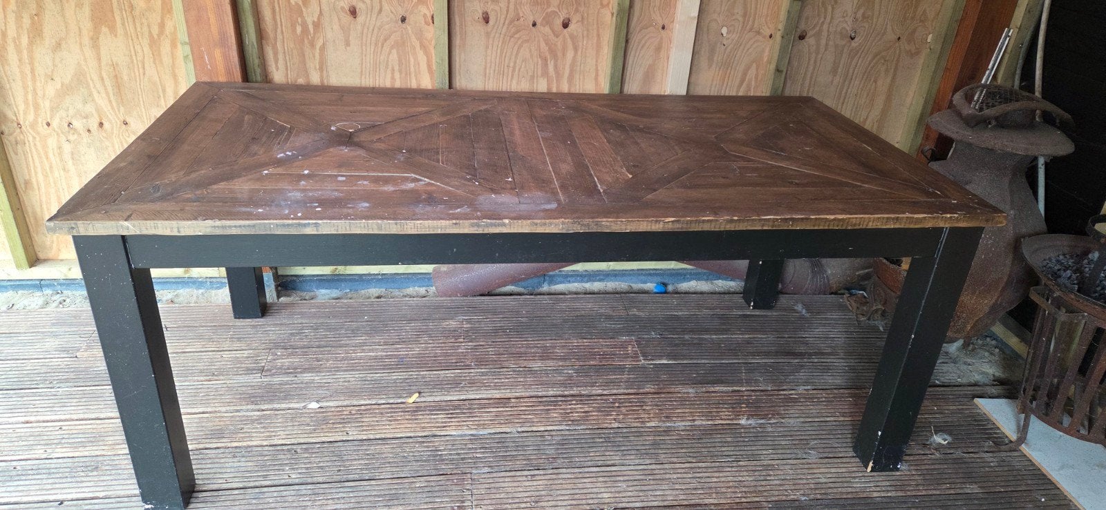 Robuuste eettafel met houten blad en zwart onderstel, Huis en Inrichting, Tafels | Eettafels, Ophalen, Gebruikt, 50 tot 100 cm