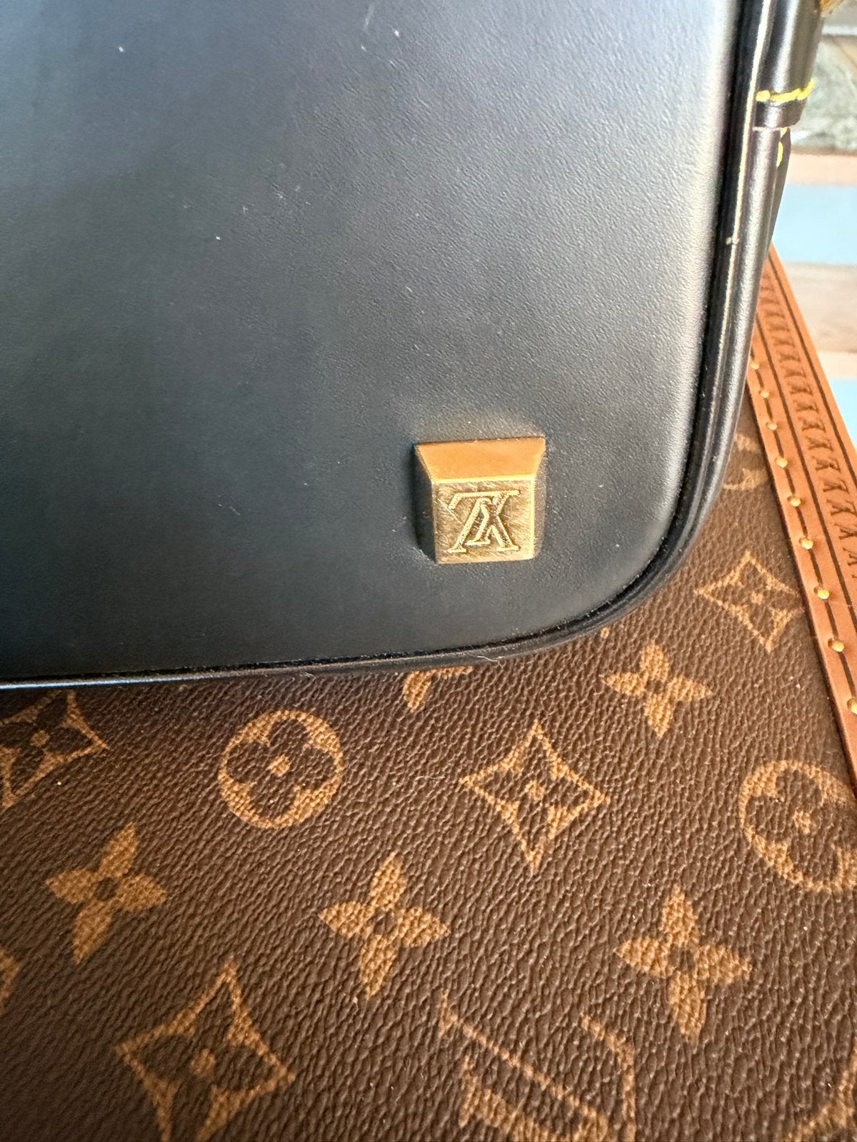 Foto 13 van Louis Vuitton Suhali Lockit Handtas Zwart