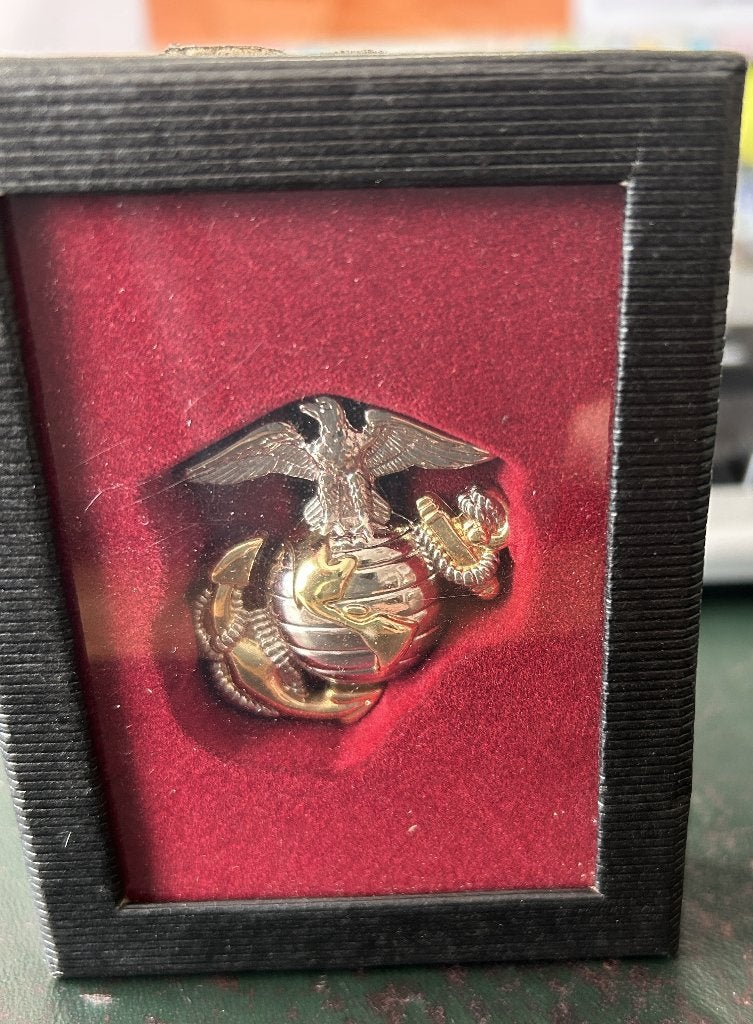 Replica USMC Marine Corps EGA Petembleem / Speld (In Doosje), Verzamelen, Ophalen of Verzenden, Marine, Nederland, Embleem of Badge