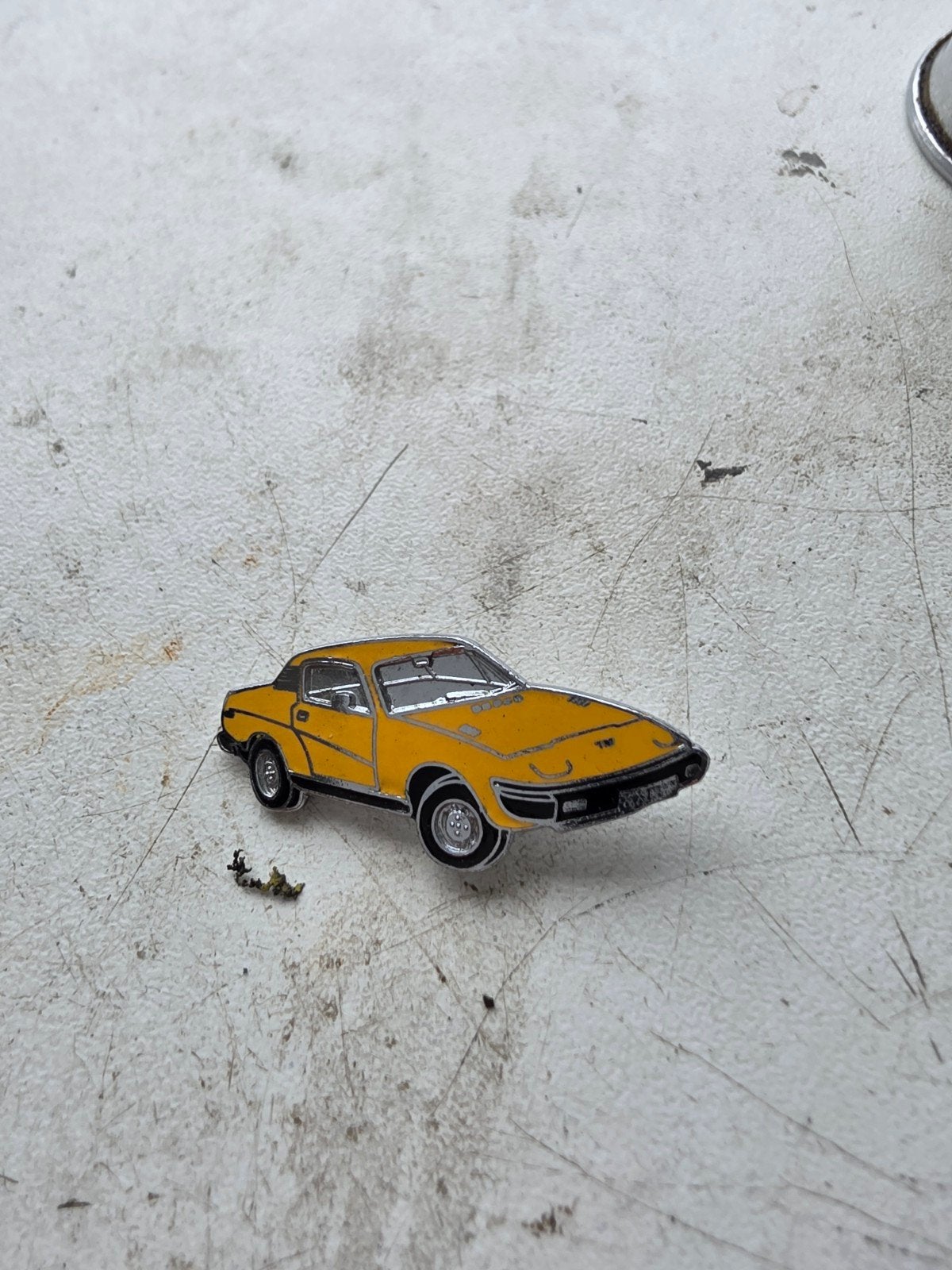 Triumph TR7 TR8 Speldje - Gele Klassieke Auto Pin, Ophalen of Verzenden, Gebruikt, Transport, Speldje of Pin