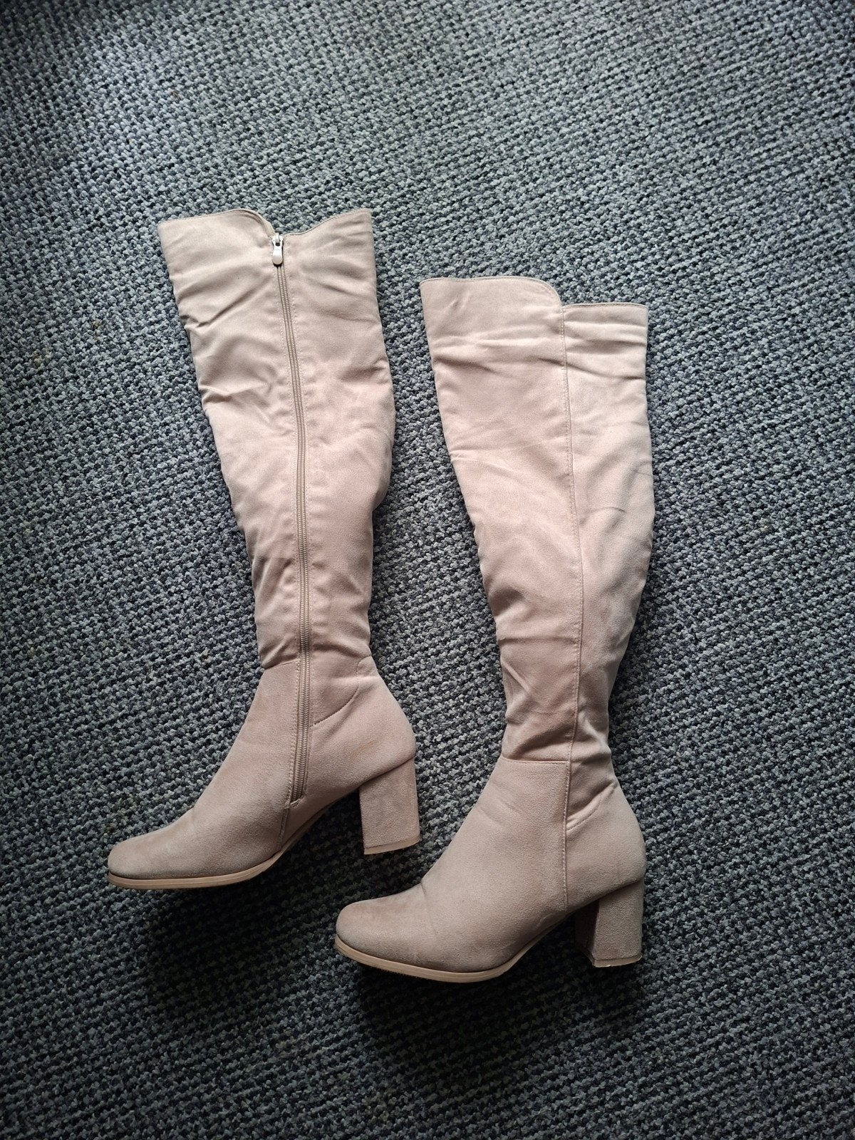 Beige suède overknee laarzen met blokhak, Hoge laarzen, Beige, Ophalen of Verzenden, Zo goed als nieuw