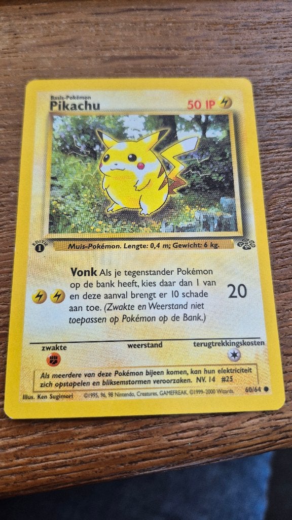 Pokemon Pikachu 1ste editie, Hobby en Vrije tijd, Verzamelkaartspellen | Pokémon, Verzenden, Zo goed als nieuw, Losse kaart