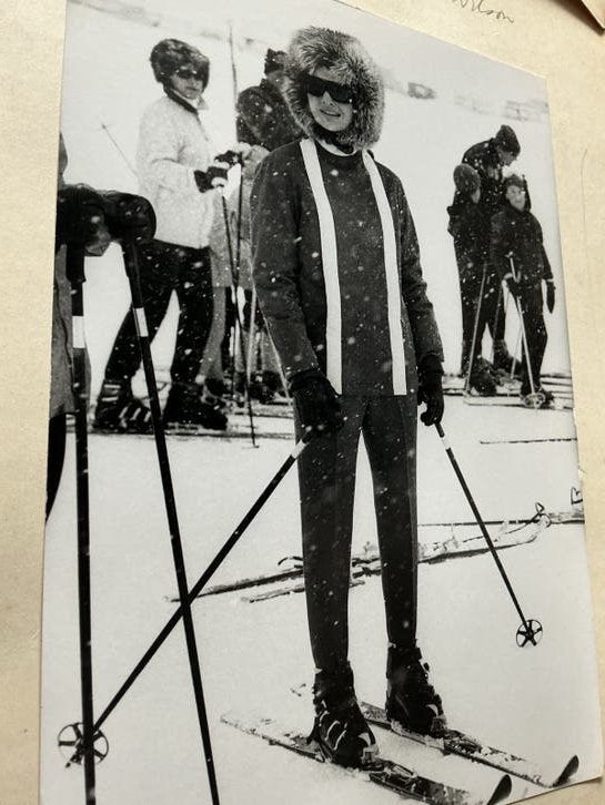 Jacqueline Kennedy Onassis skiën in de sneeuw, 1967, Verzamelen, 1960 tot 1980, Gebruikt, Verzenden, Foto