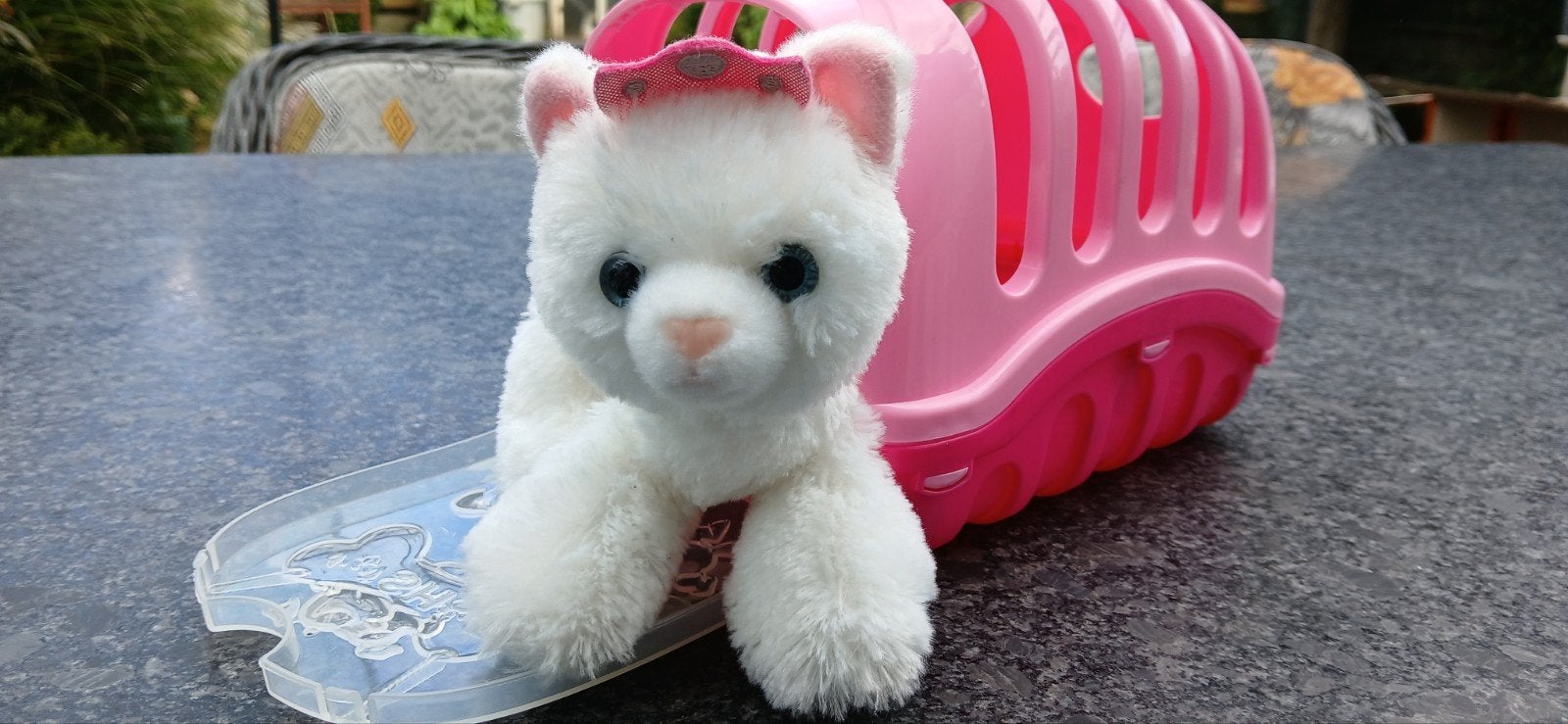 Schattige witte knuffelkat met roze reismandje, Overige merken, Overige karakters, Ophalen of Verzenden, Zo goed als nieuw