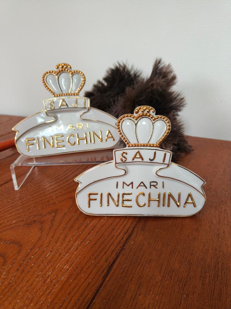 Twee winkel advertentie standaard Saji Imari Fine China, Ophalen of Verzenden
