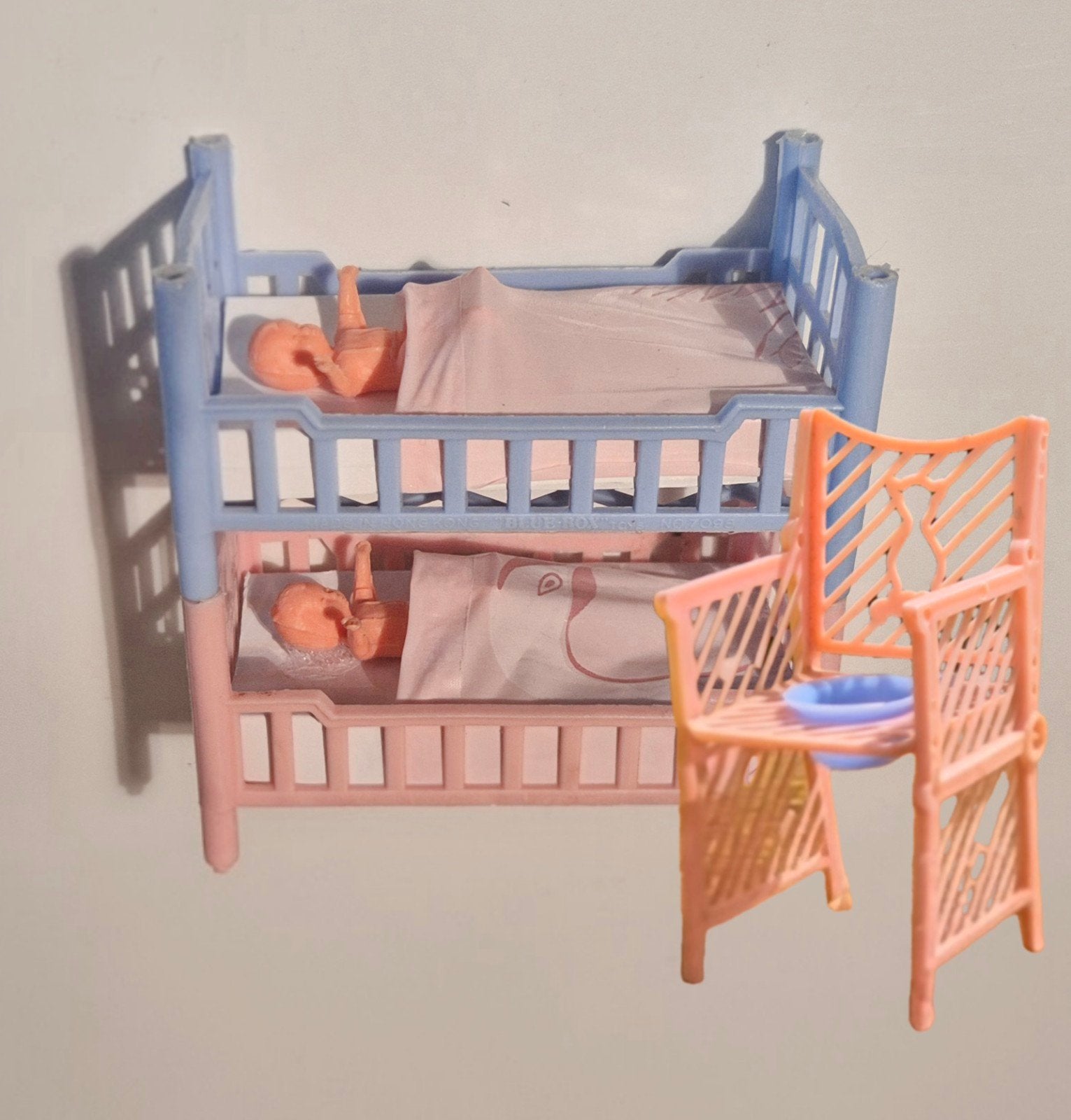 Vintage poppenhuis stapelbed +kinderstoel roze blauw plastic, Verzamelen, Ophalen of Verzenden, Gebruikt, Gebruiksvoorwerp