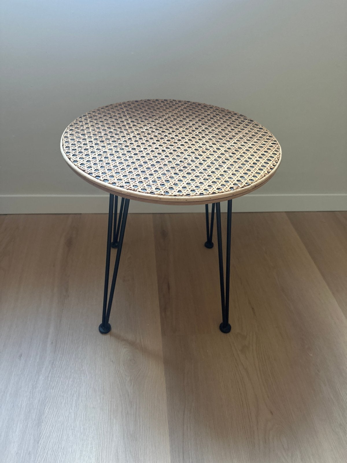 Rotan bijzettafel met metalen hairpin poten, Minder dan 45 cm, Minder dan 55 cm, Rond, Ophalen of Verzenden