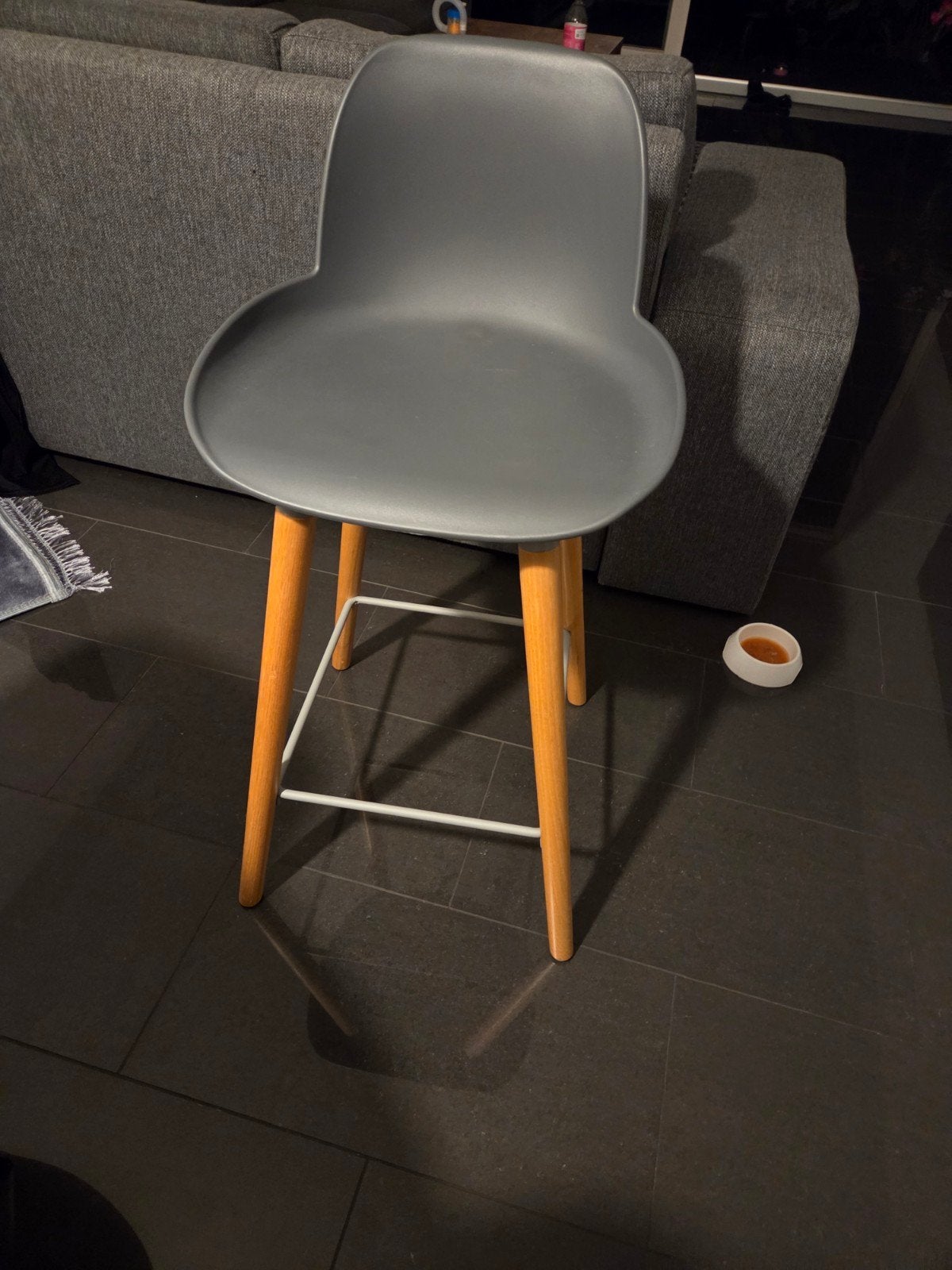 Moderne barkruk met houten poten en grijze zitting, Hout, Gebruikt, 60 tot 90 cm, Ophalen of Verzenden