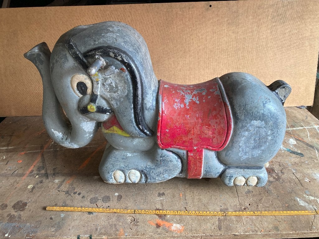 Vintage olifant van oude speeltuin-veerwip, Ophalen