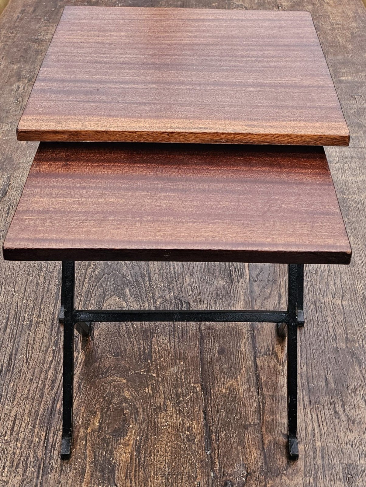 Vintage bijzettafels onderstel metaal,bovenkant hout, Ophalen, Gebruikt, Rechthoekig, Minder dan 55 cm