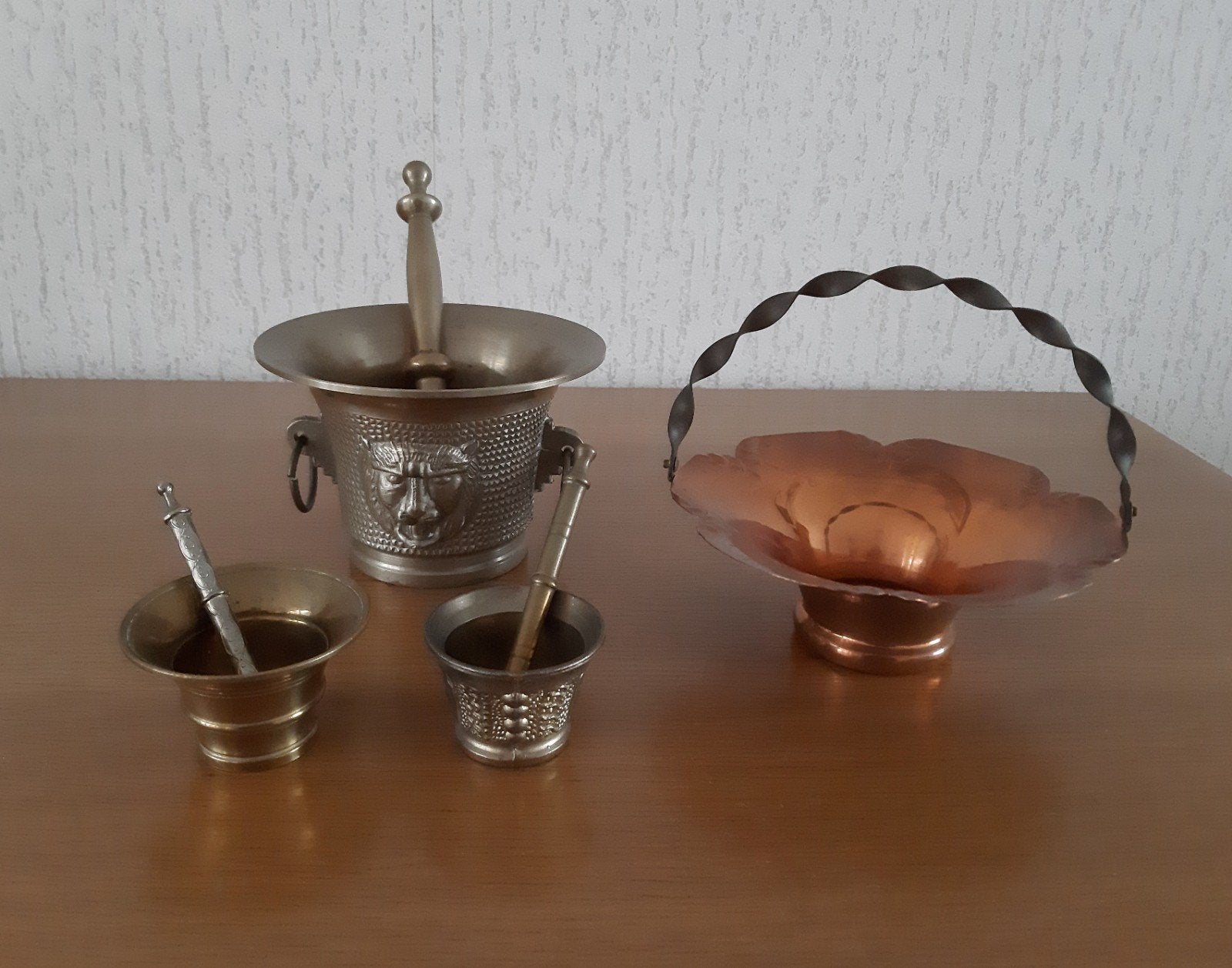 Antieke vijzels en koperen mandje met roestsporen, Antiek en Kunst, Ophalen of Verzenden