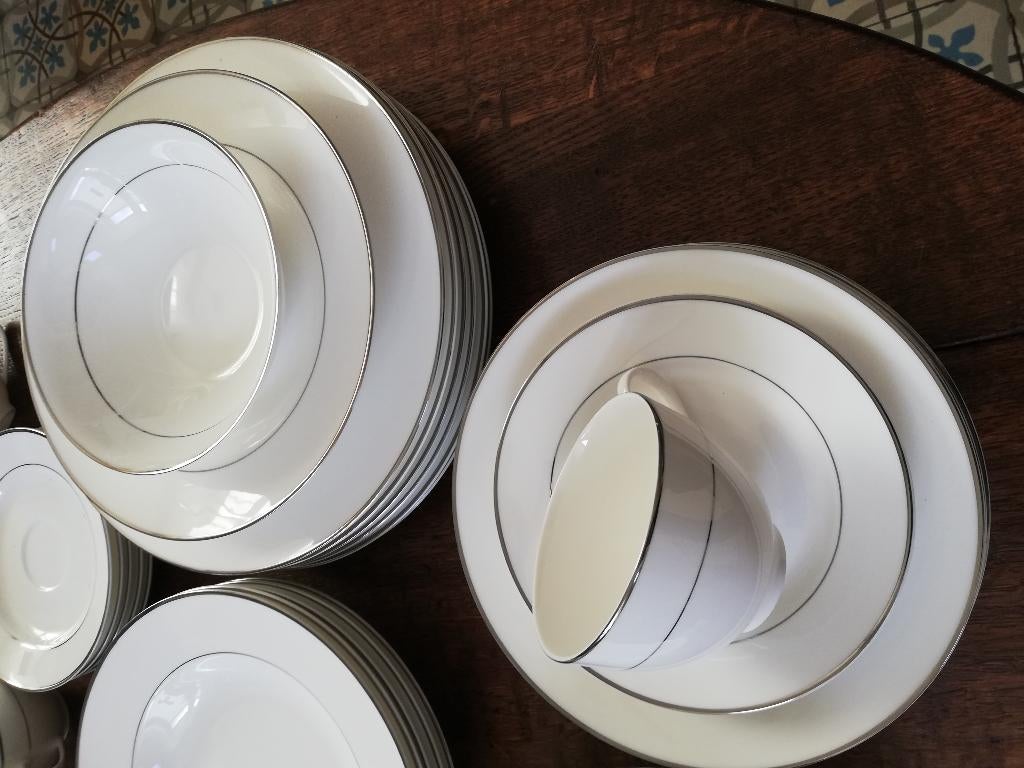 6 pers. Tijdloos Wit met platinum bies Balmoral bone china, Huis en Inrichting, Keuken | Servies, Ophalen, Nieuw, Bord(en), Overige stijlen