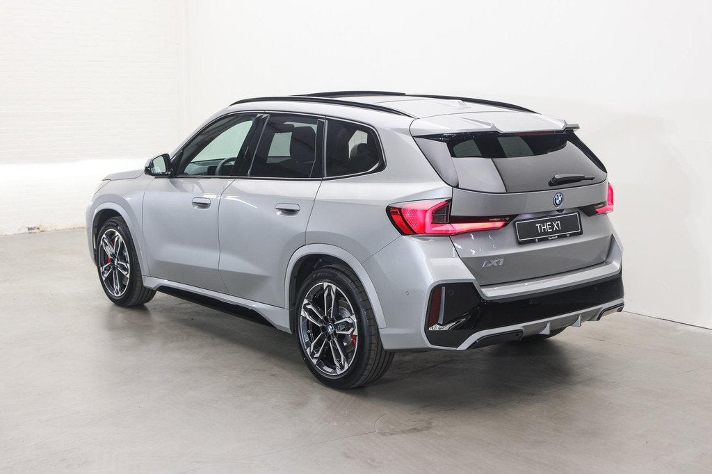BMW iX1 eDrive20 M Sport / Panoramadak / Trekhaak / Sportsto, Auto's, BMW, Zwart, Nieuw, SUV of Terreinwagen, Zilver of Grijs