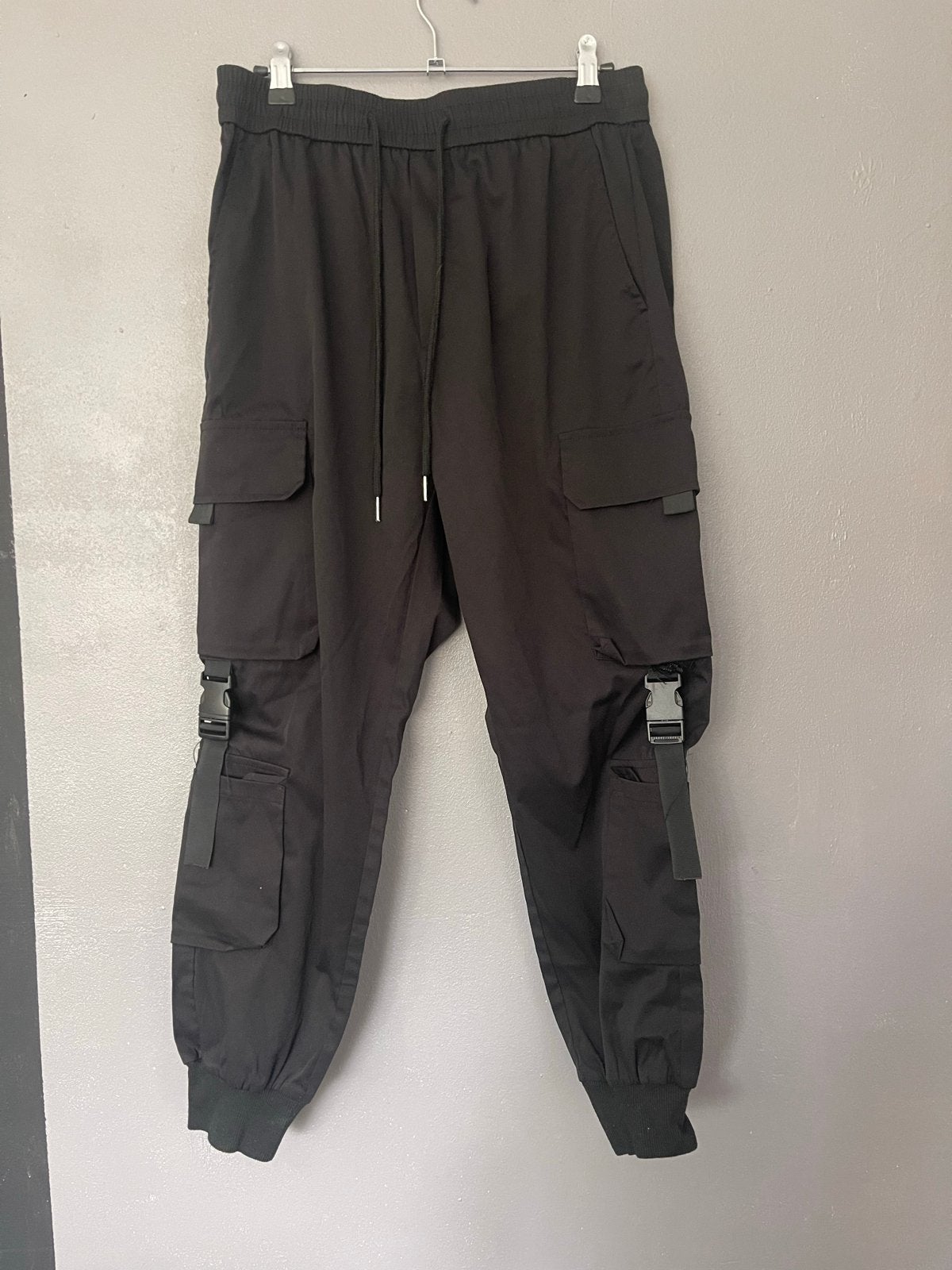 Zwarte cargobroek met gespen, Kleding | Heren, Ophalen, Zo goed als nieuw, Maat 46 (S) of kleiner, Zwart