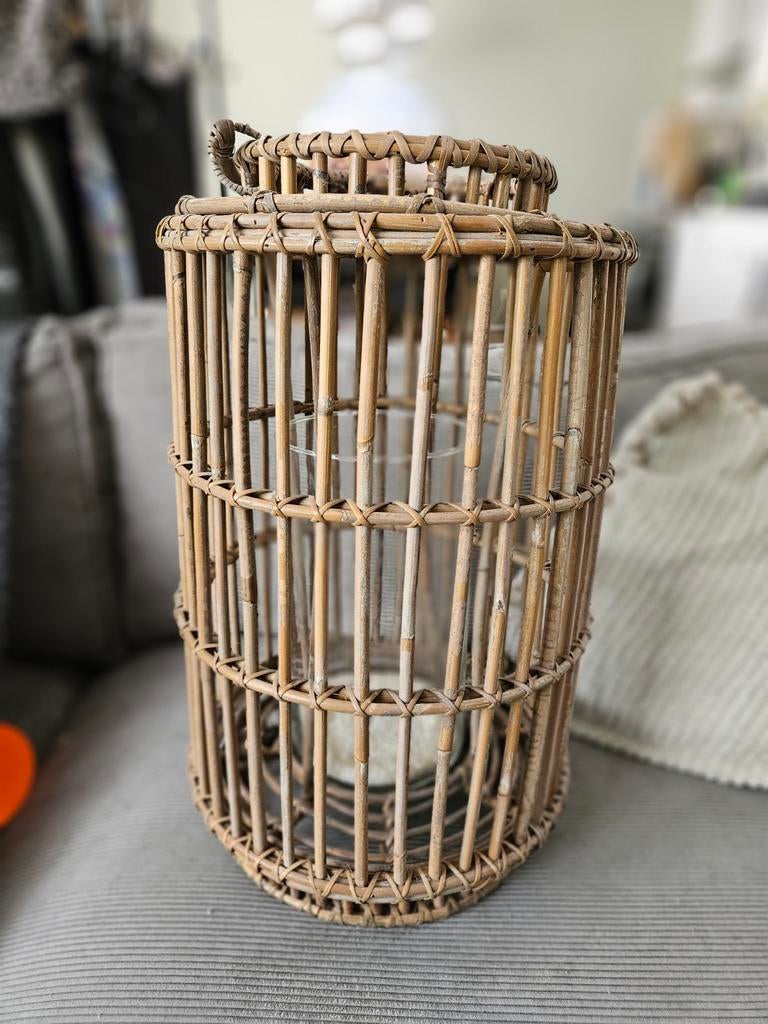 Mooie grote rotan lantaarn met glas - inclusief kaars, Huis en Inrichting, Woonaccessoires | Kandelaars en Kaarsen, Ophalen, Hout