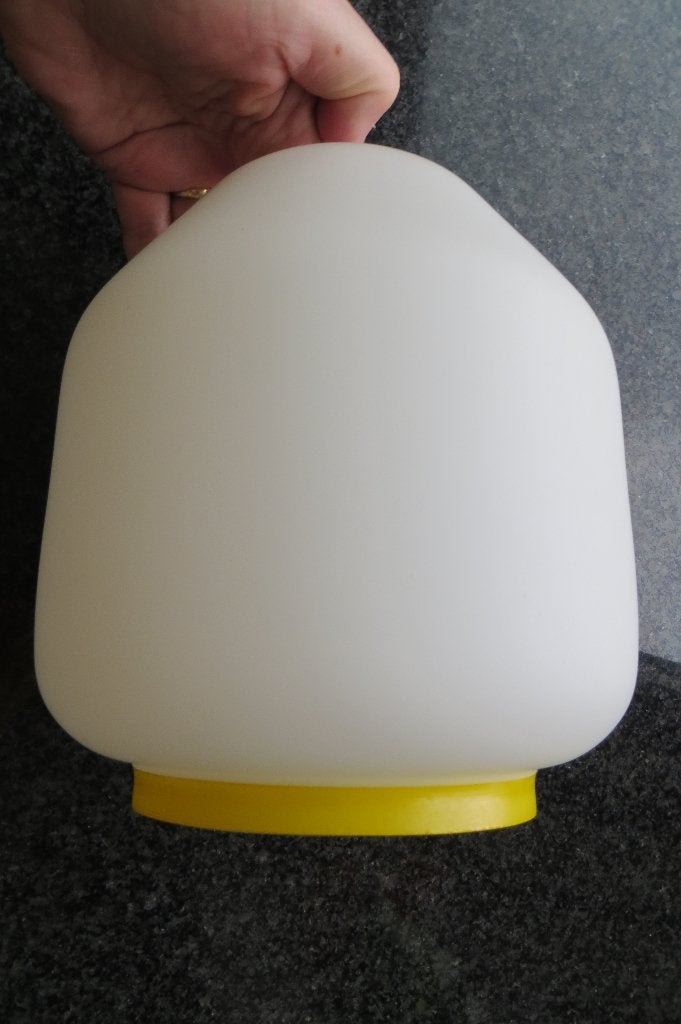 Retro / vintage lampenbol, mat wit glas met gele rand benede, Ophalen of Verzenden