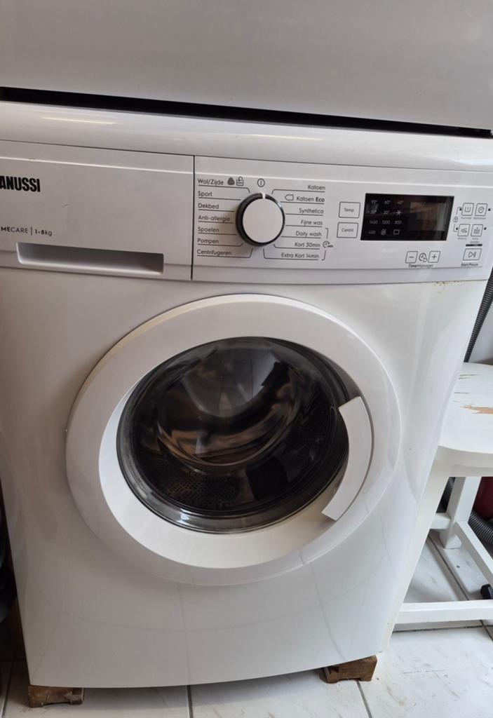 Zanussi ZWFN8246, Ophalen, 1200 tot 1600 toeren, Gebruikt, 8 tot 10 kg