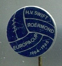 H.V. Swift Roermond Europacup 1964 1965 blik speldje( Y_068), Verzamelen, Speldjes, Pins en Buttons, Ophalen of Verzenden, Zo goed als nieuw