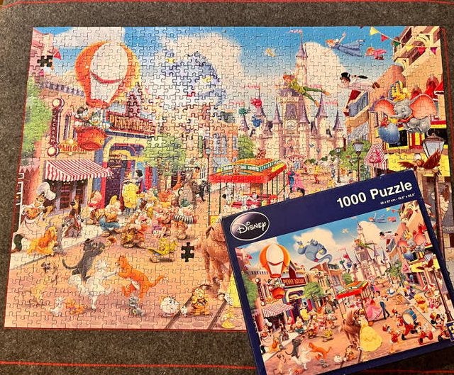 Disney 1000 stukjes legpuzzel - 2 stukjes ontbreken, Ophalen of Verzenden, 500 t/m 1500 stukjes, Zo goed als nieuw, Legpuzzel