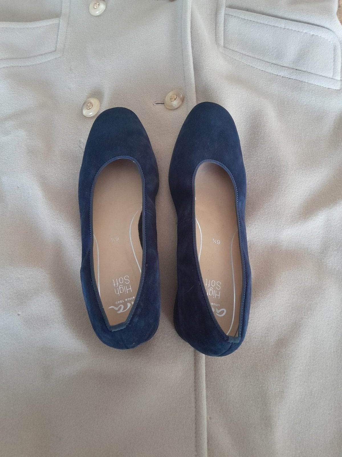 Donkerblauwe suède pumps met lage hak, Ophalen