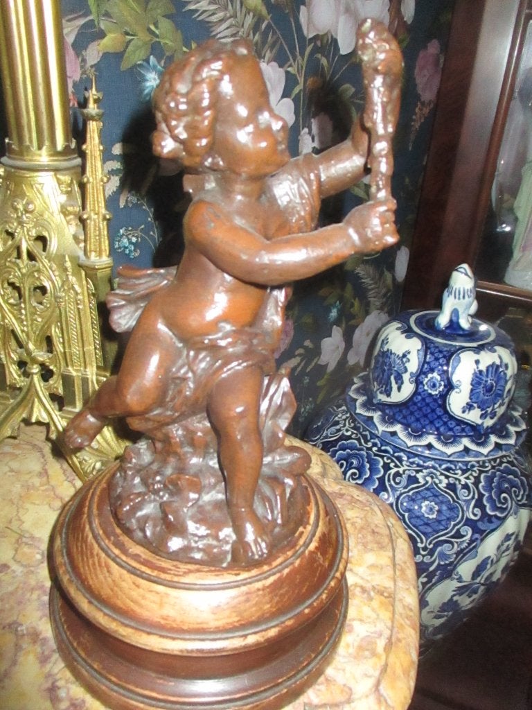 Een Antieke Engel op houten voet hoog 26 cm ., Ophalen of Verzenden