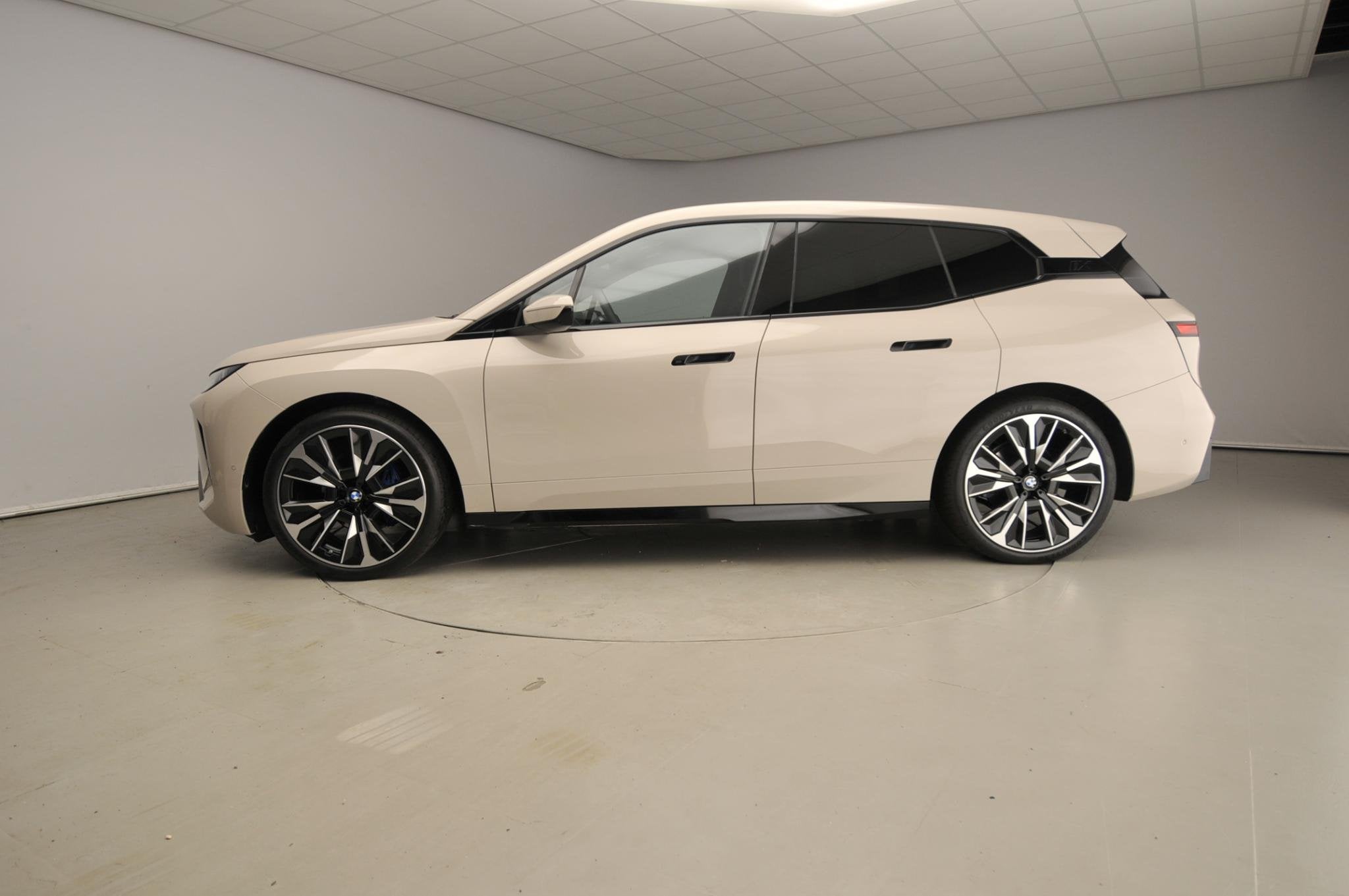 BMW iX xDrive45 | M-Sportpakket | LED | HUD | Active cruise, Automaat, Dealer onderhouden, Stof, Gebruikt