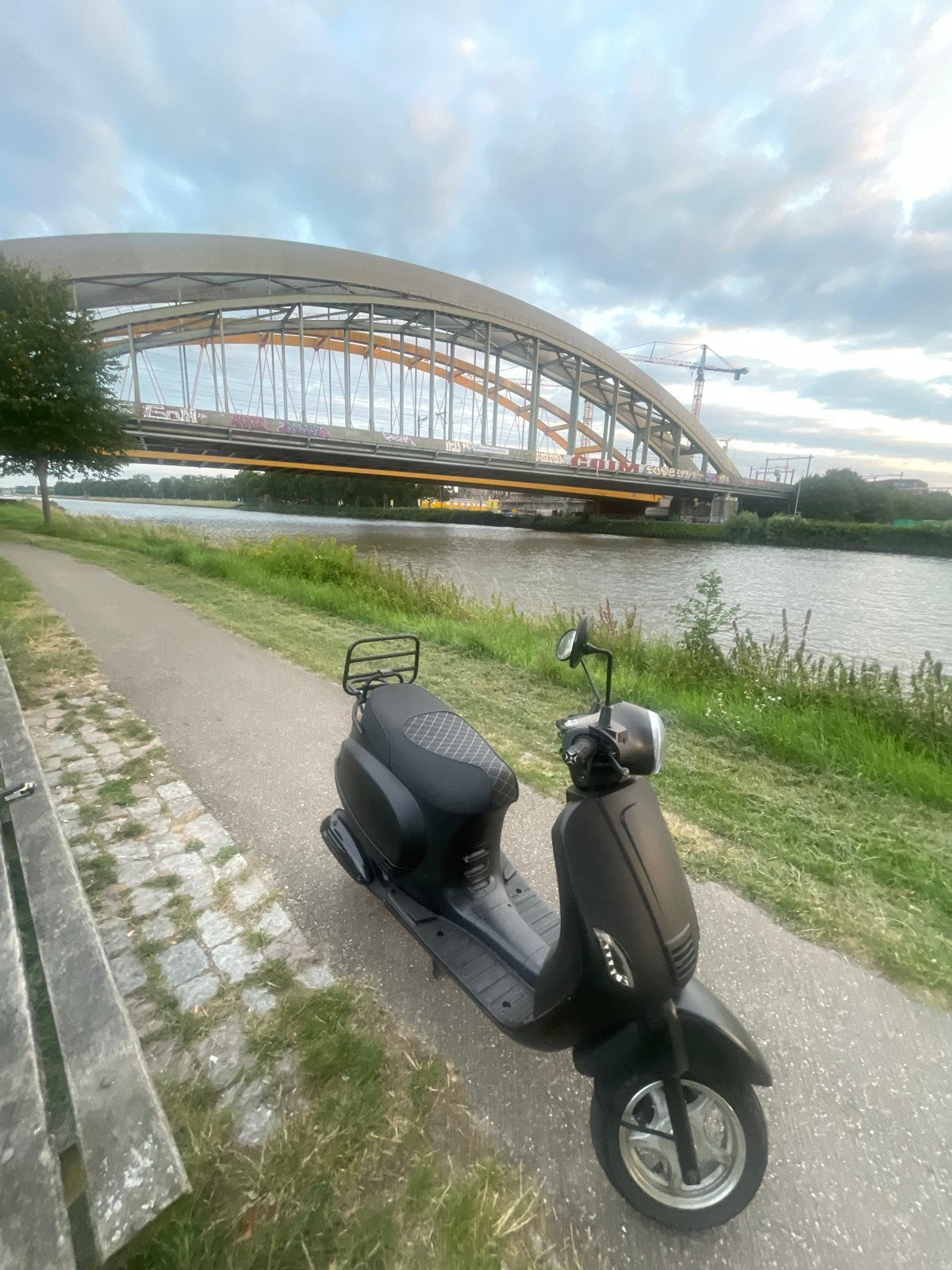 Leuke scooter met nieuwe onderhoudsbeurt, Fietsen en Brommers, Ophalen, Gebruikt, Benzine, Overige merken
