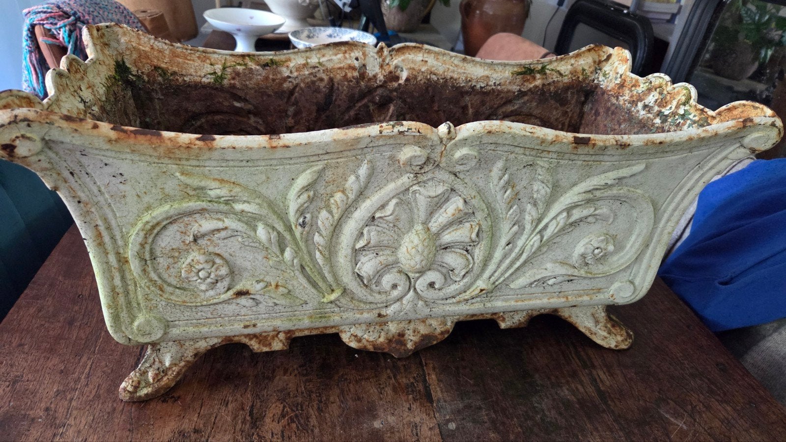 Antieke grote zware gietijzeren tuinvaas jardinière
61 cm la, Ophalen