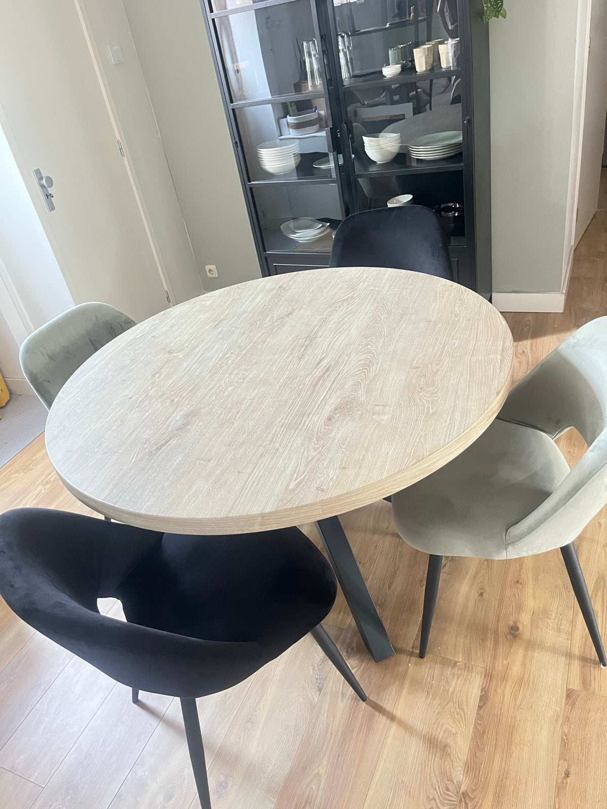 Moderne ronde eettafel met 4 stoelen, Huis en Inrichting, Stoelen, Ophalen, Zwart, Zo goed als nieuw, Vier