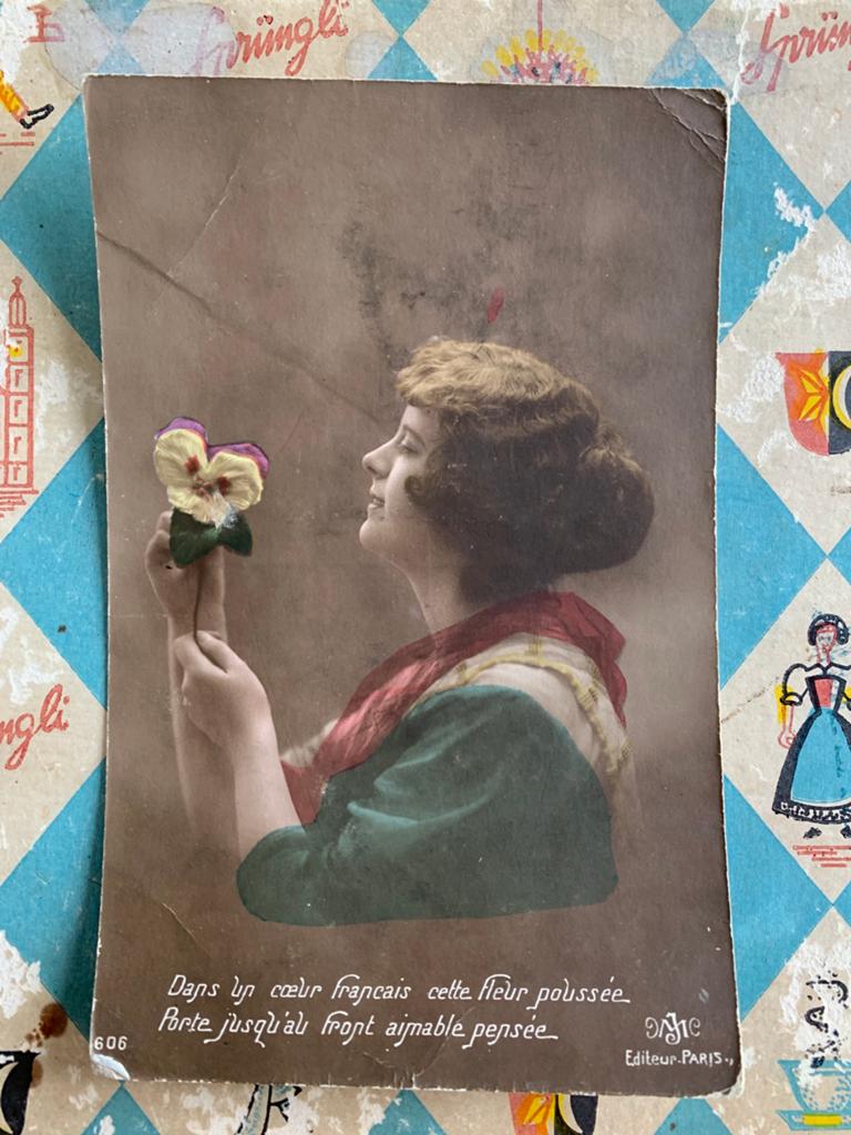 Dame met viooltjes, Ophalen of Verzenden, Voor 1920, Gelopen, Overige thema's