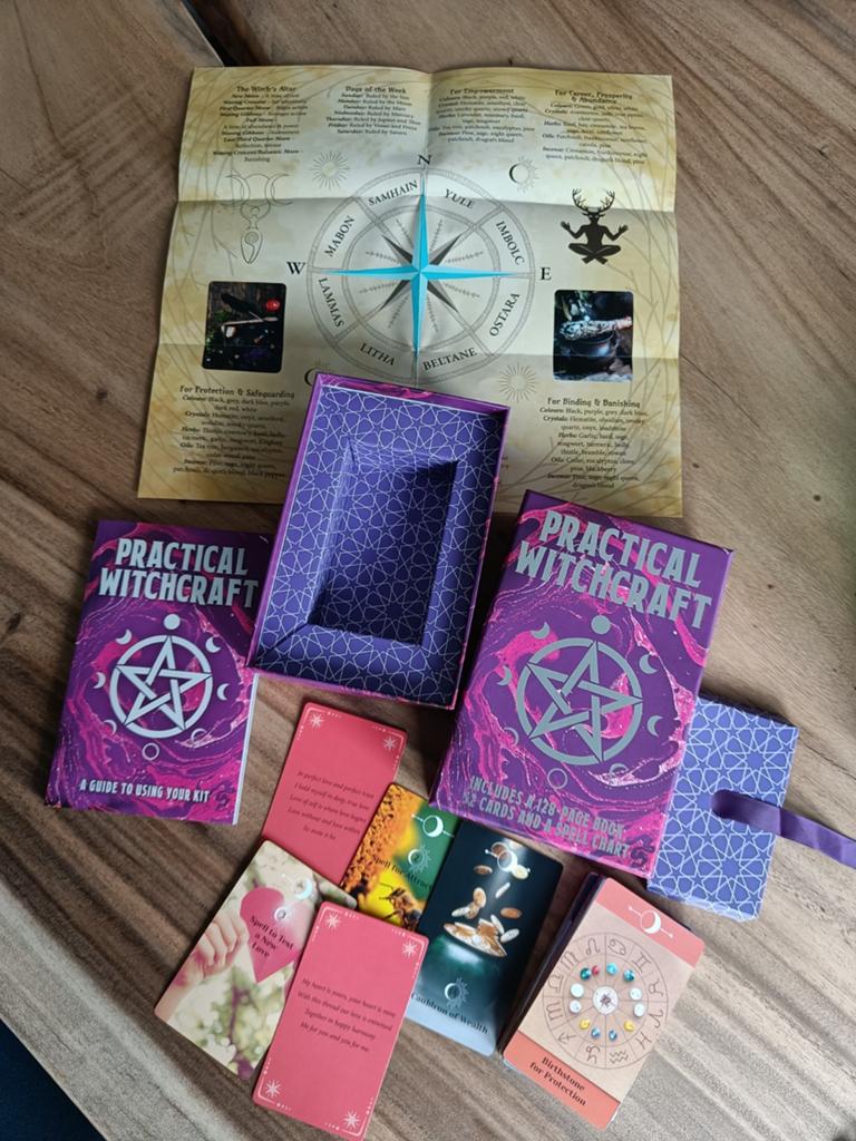 Practical Witchcraft Kit: Boek, kaarten & spreuken, Boeken, Ophalen of Verzenden, Zo goed als nieuw, Spiritualiteit algemeen, Instructieboek